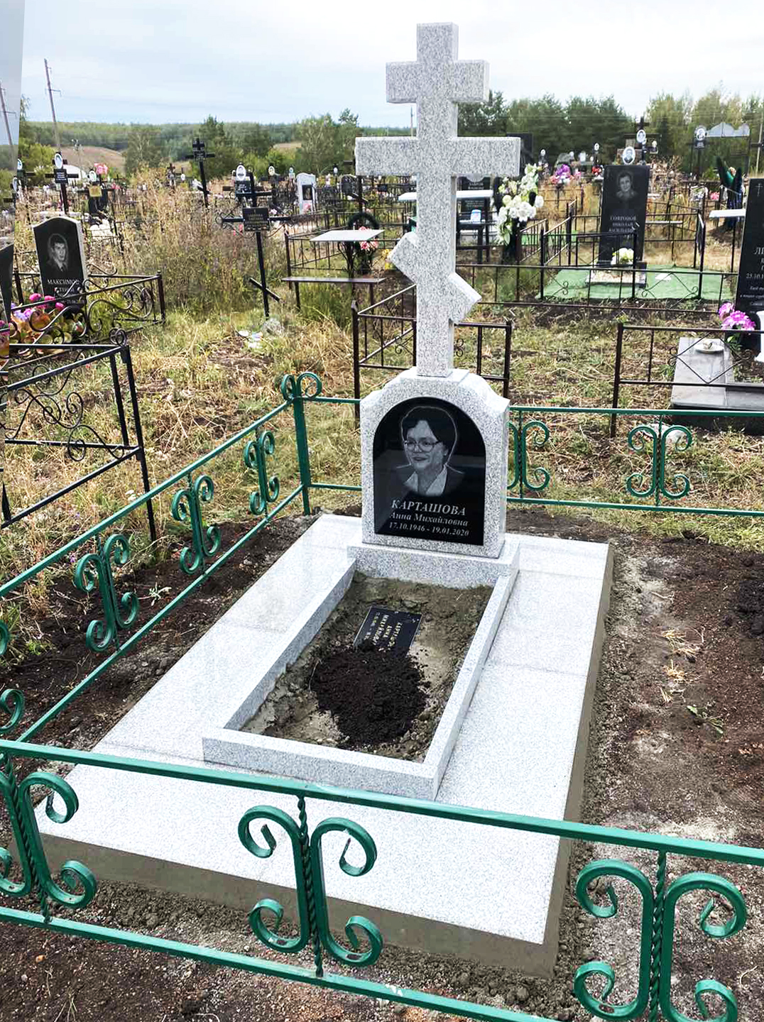 Памятники из гранита и мрамора от УралКомплект: Памятник 00899