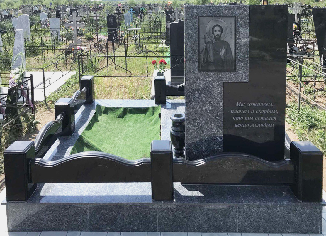 Памятники из гранита и мрамора от УралКомплект: Памятник 00900