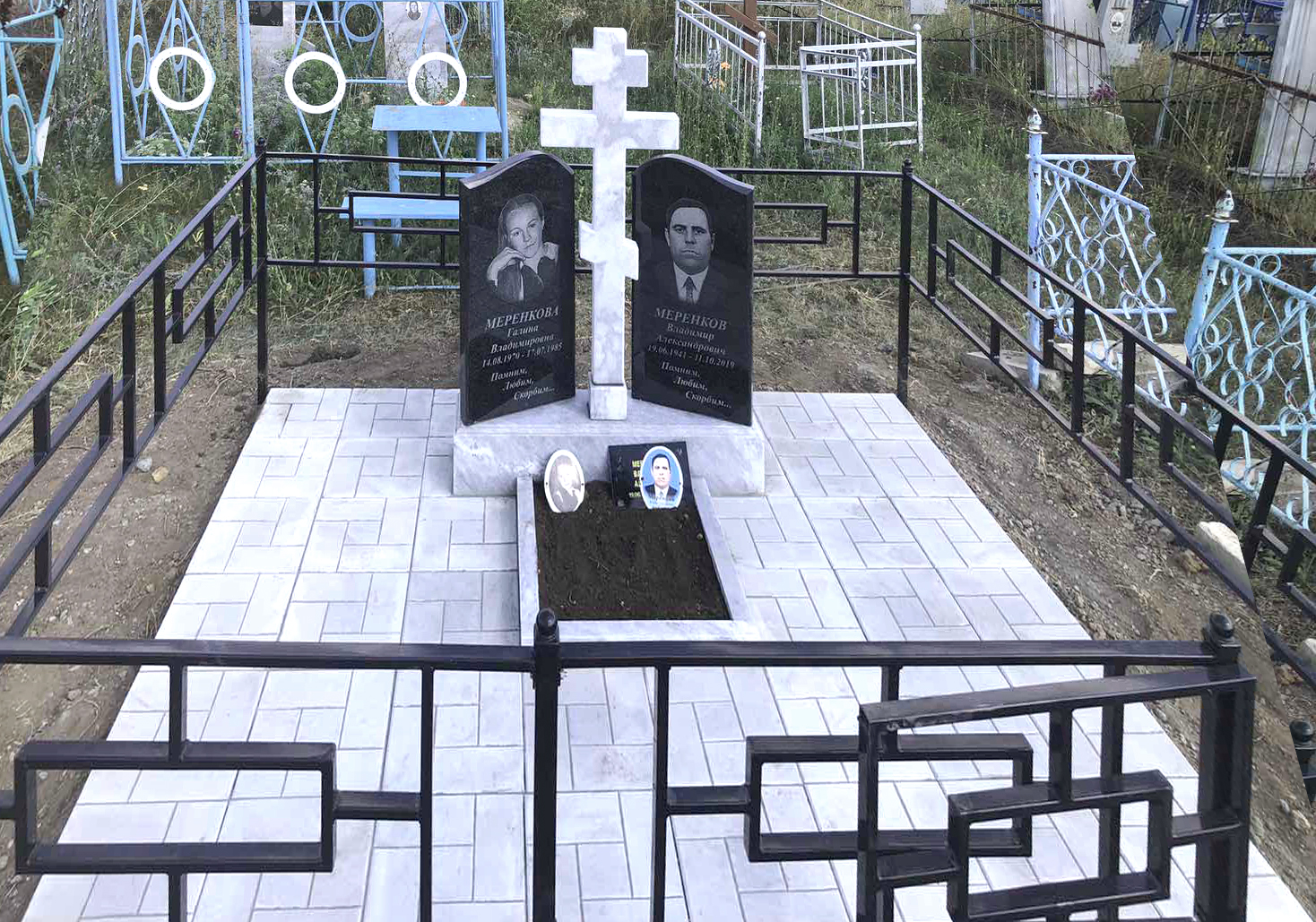 Памятники из гранита и мрамора от УралКомплект: Памятник 00907