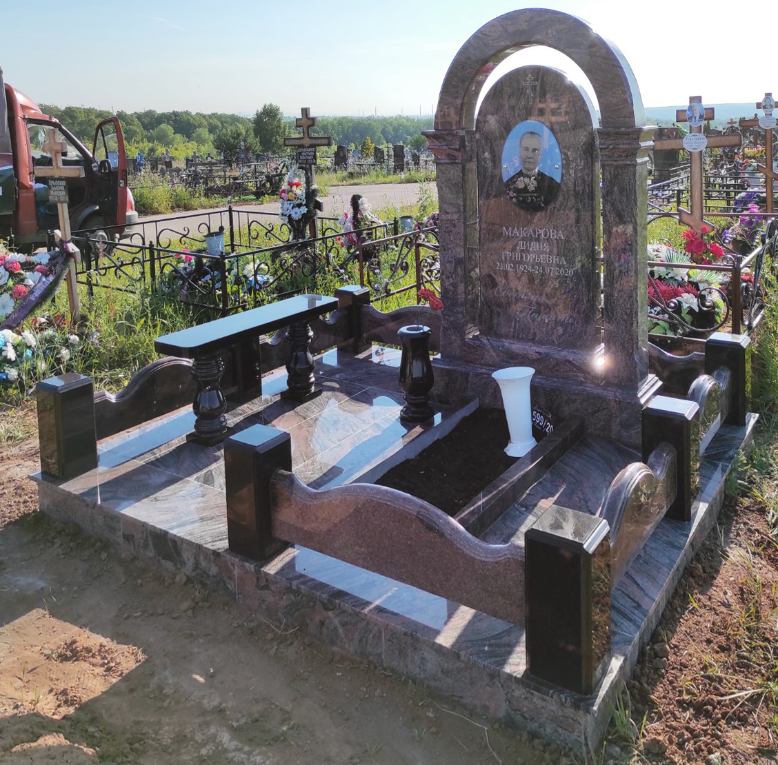 Памятники из гранита и мрамора от УралКомплект: Памятник 00909