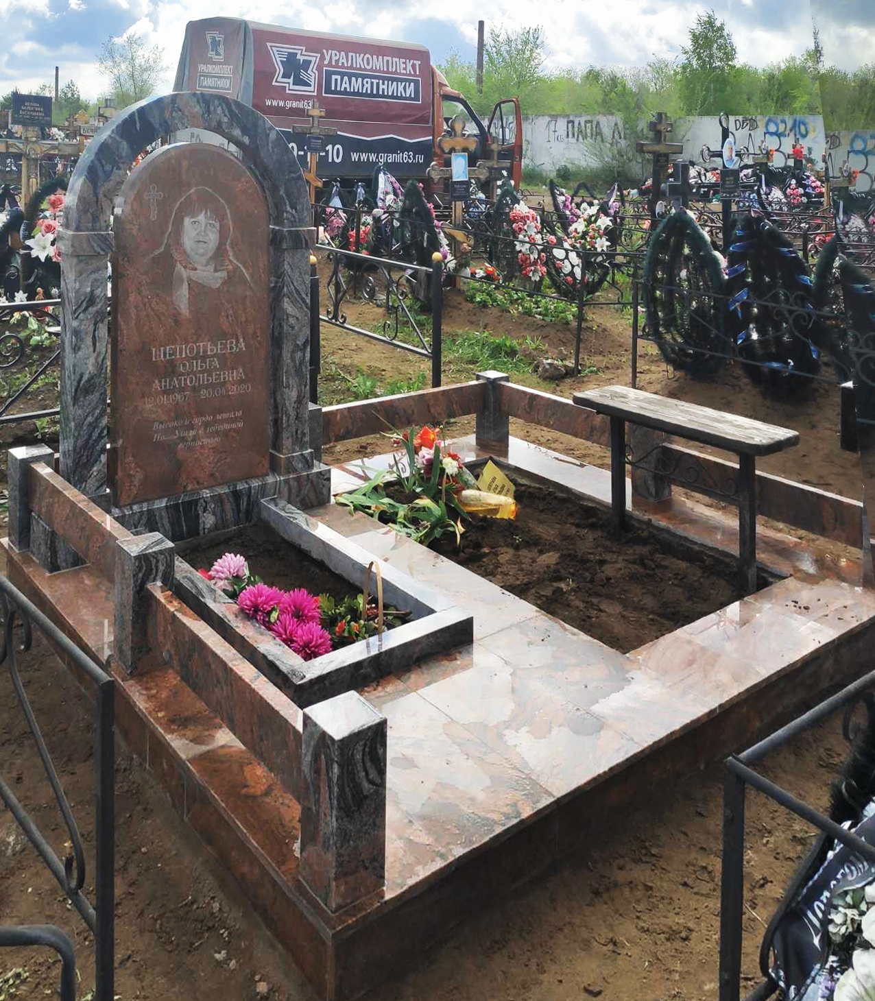 Памятники из гранита и мрамора от УралКомплект: Памятник 00910