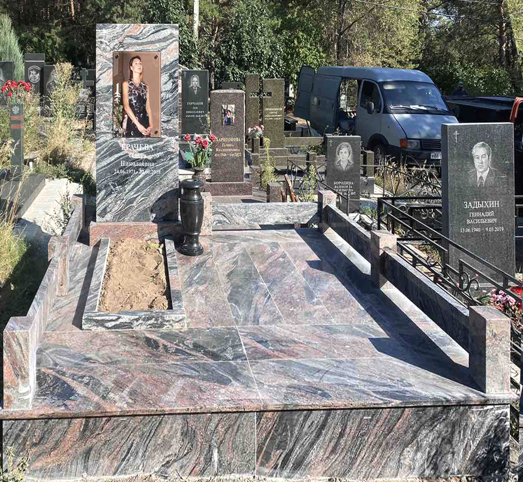 Памятники из гранита и мрамора от УралКомплект: Памятник 00911