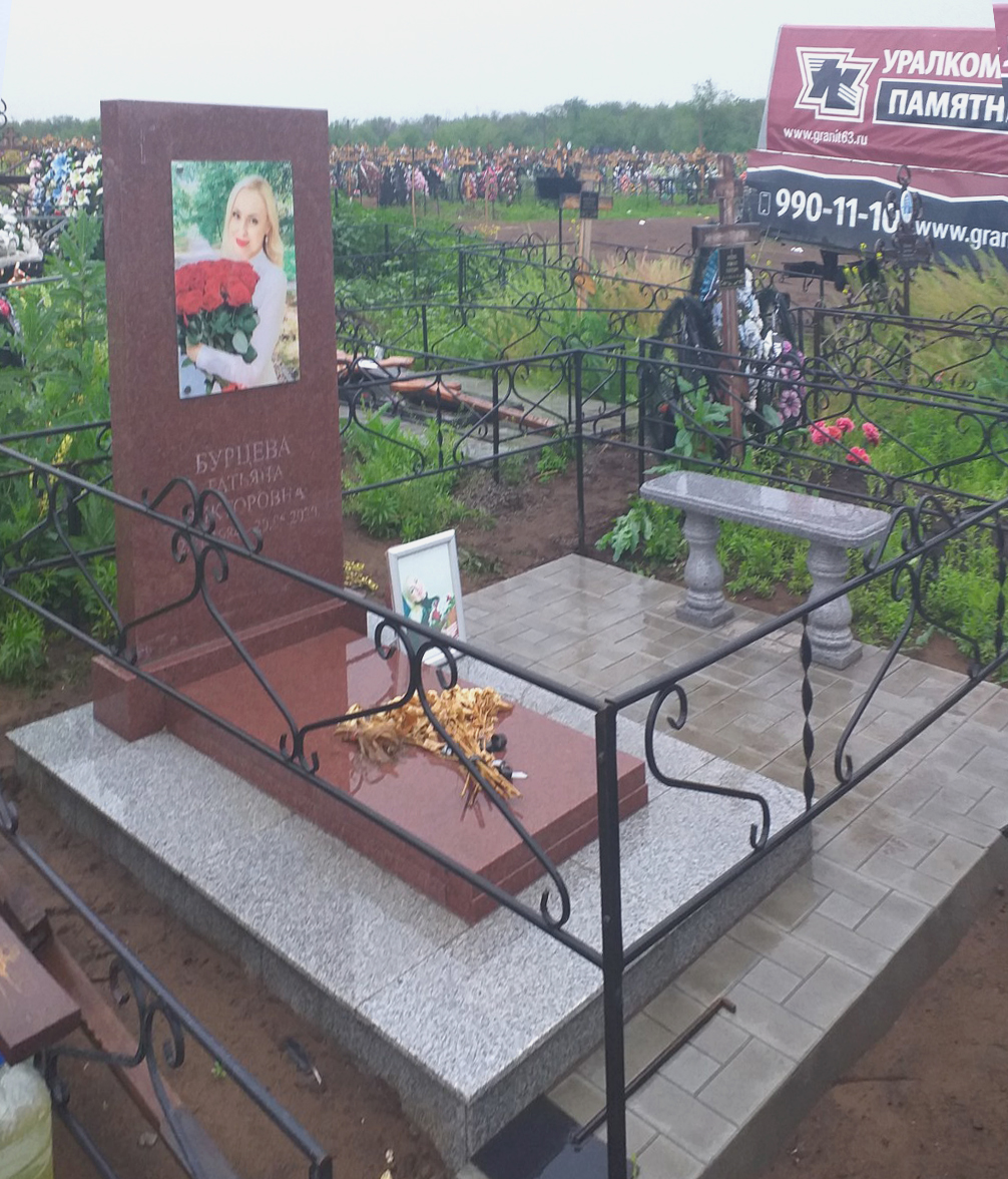 Памятники из гранита и мрамора от УралКомплект: Памятник 00912