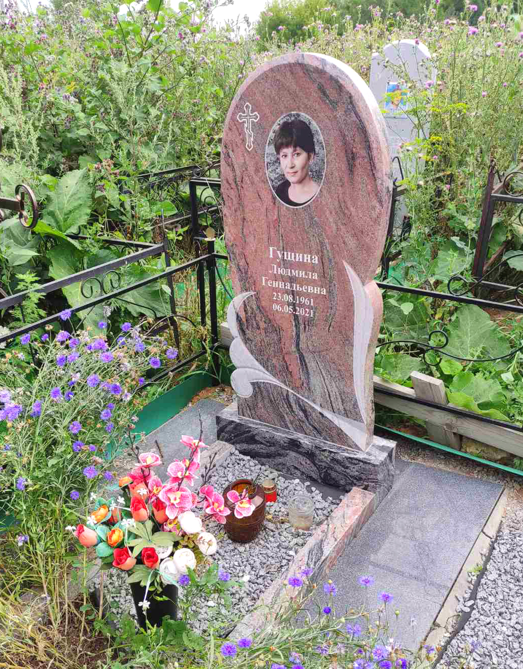 Памятники из гранита и мрамора от УралКомплект: Памятник 00913