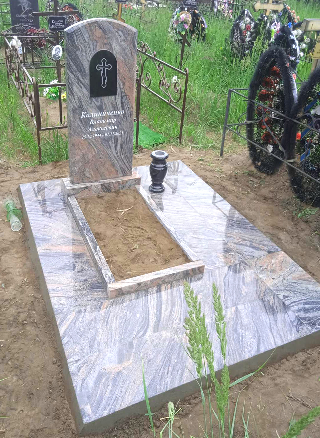 Памятники из гранита и мрамора от УралКомплект: Памятник 00915