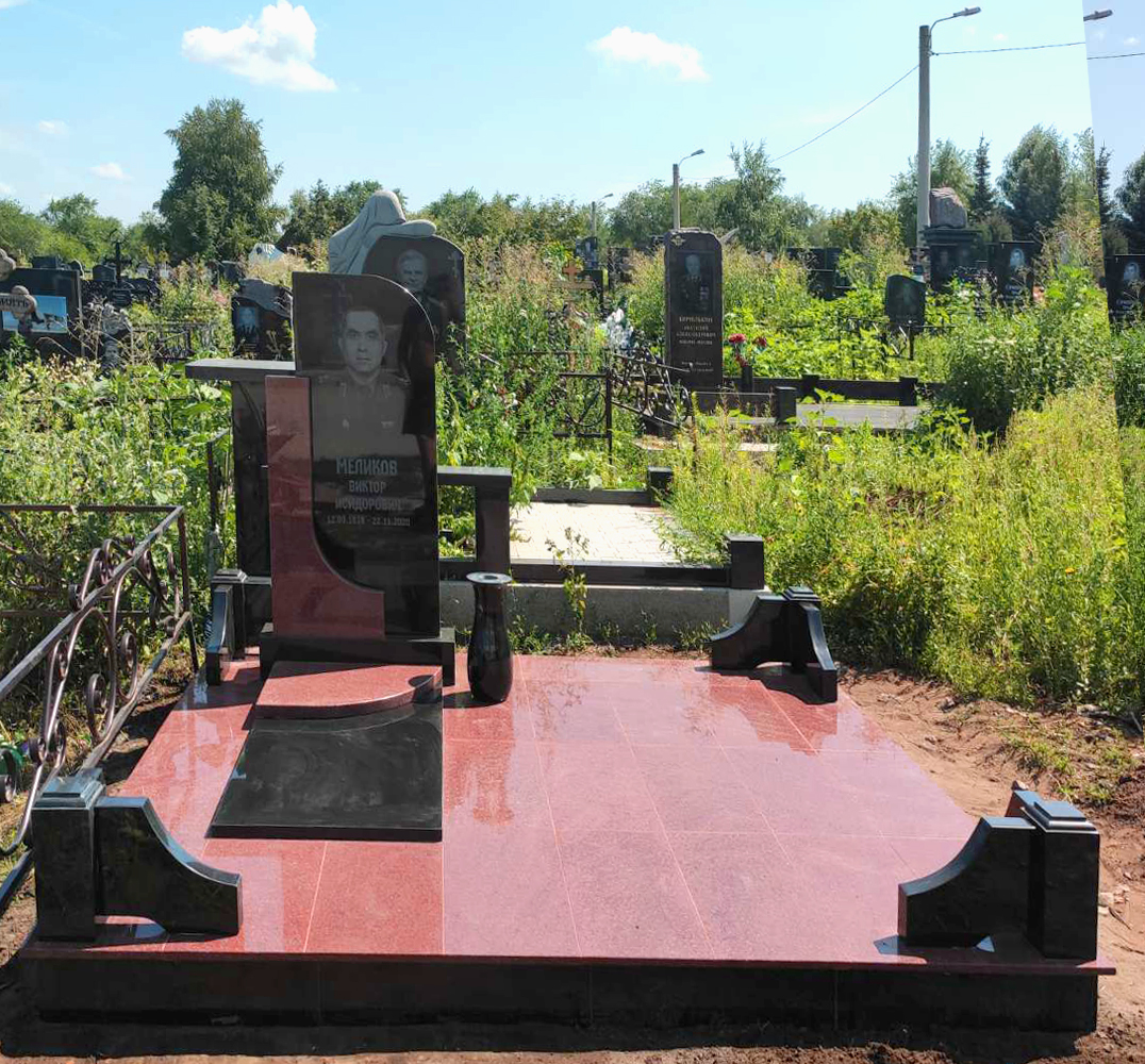 Памятники из гранита и мрамора от УралКомплект: Памятник 00916