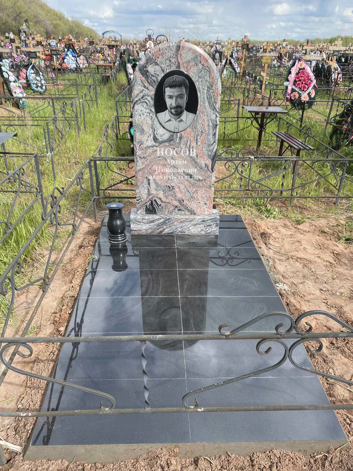 Памятники из гранита и мрамора от УралКомплект: Памятник 00917