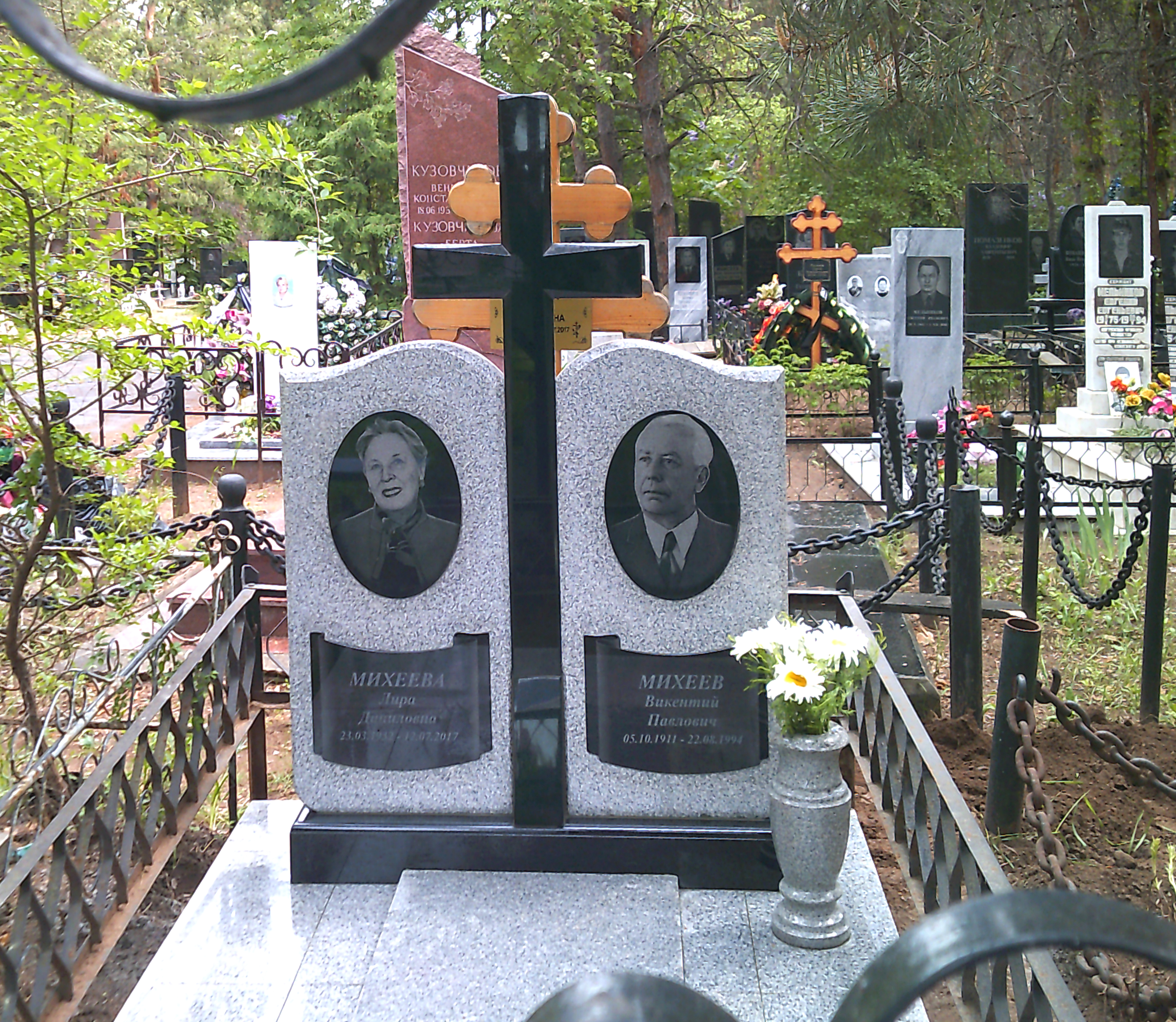 Памятники из гранита и мрамора от УралКомплект: Памятник 00918