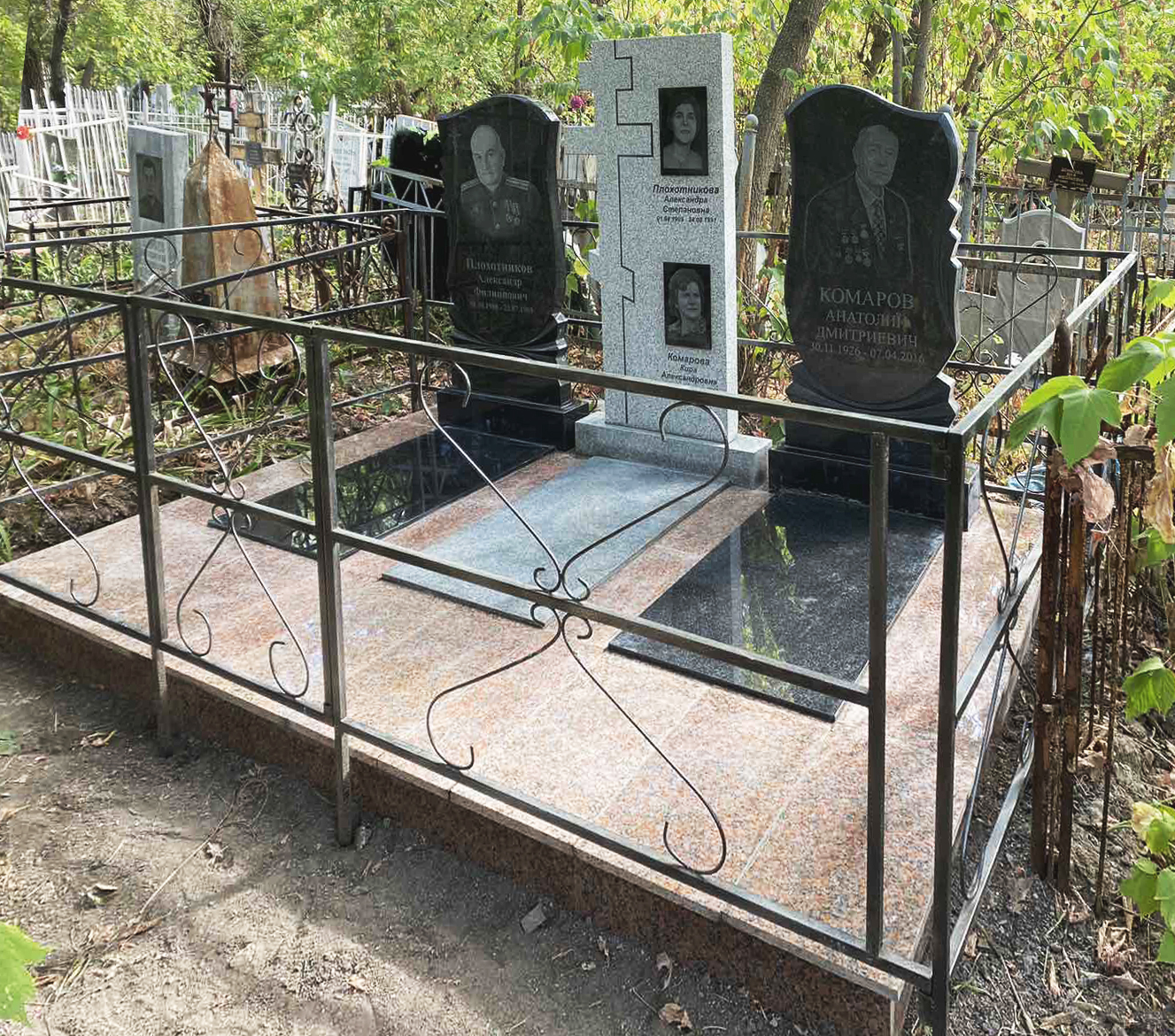 Памятники из гранита и мрамора от УралКомплект: Памятник 00921