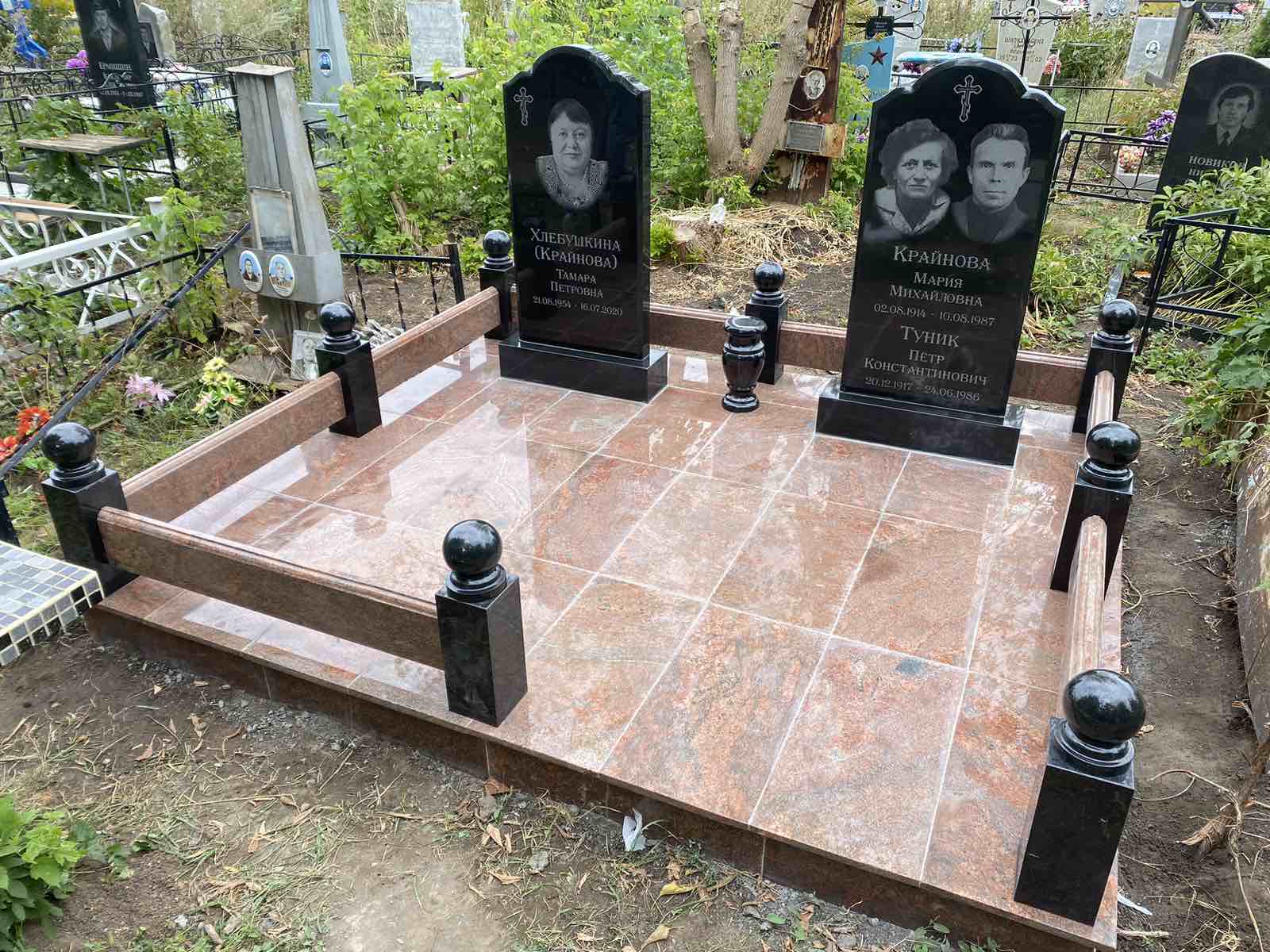 Памятники из гранита и мрамора от УралКомплект: Памятник 00923