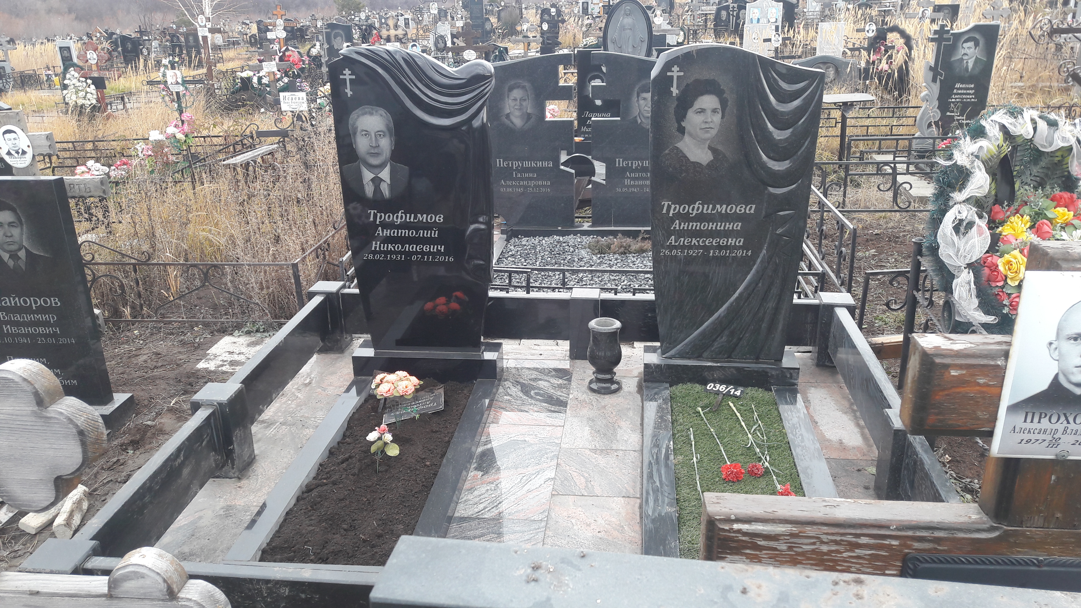 Памятники из гранита и мрамора от УралКомплект: Памятник 00924