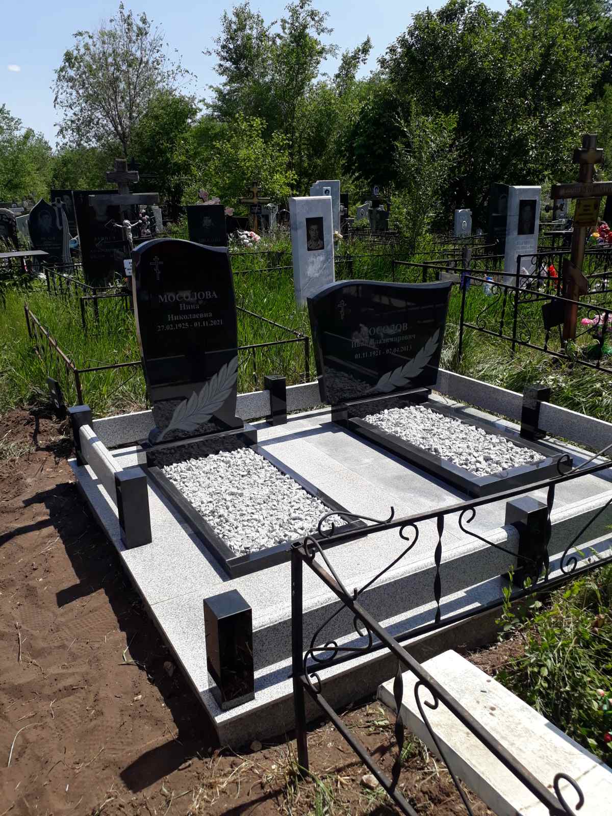 Памятники из гранита и мрамора от УралКомплект: Памятник 00927