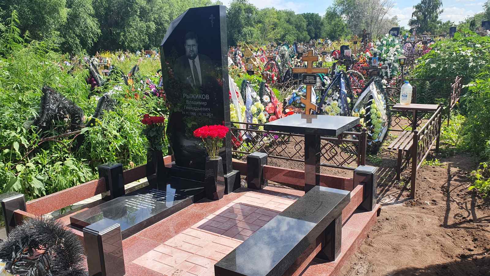 Памятники из гранита и мрамора от УралКомплект: Памятник 00928