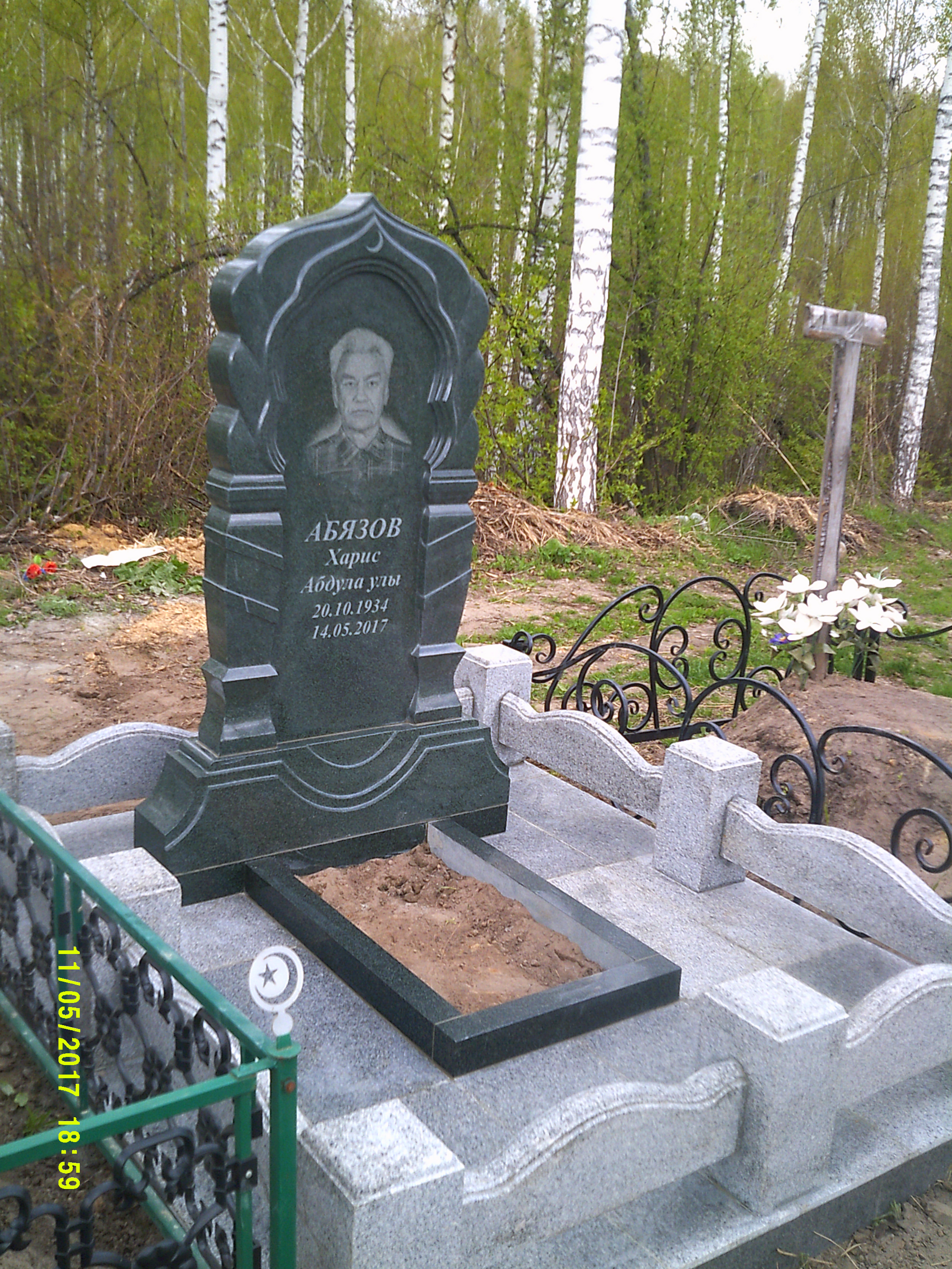 Памятники из гранита и мрамора от УралКомплект: Памятник 00930