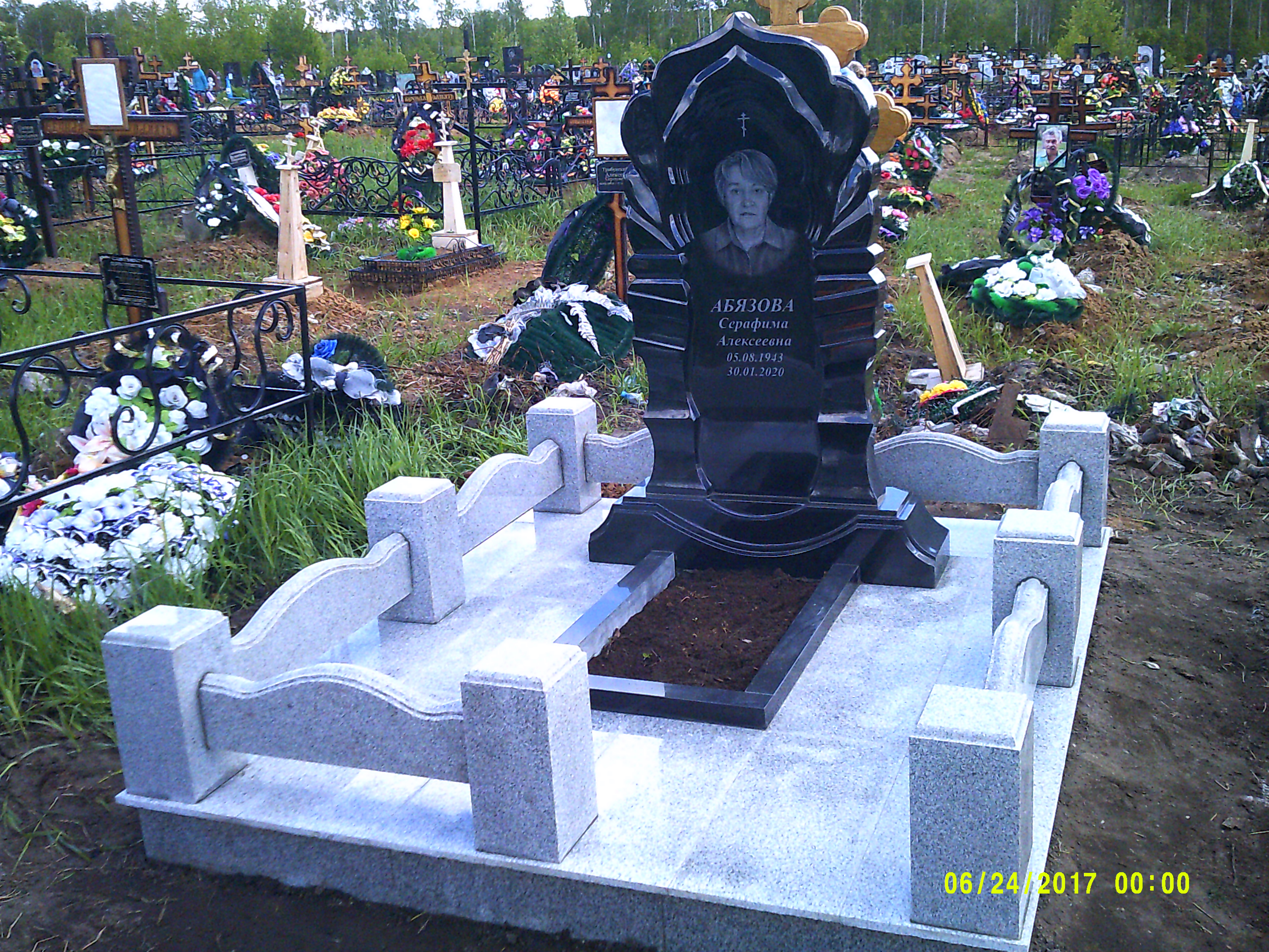 Памятники из гранита и мрамора от УралКомплект: Памятник 00931