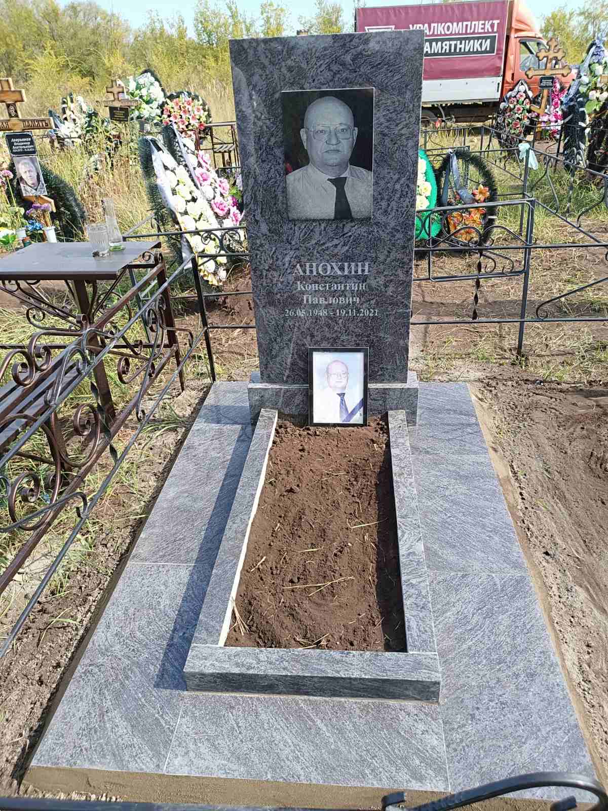 Памятники из гранита и мрамора от УралКомплект: Памятник 00932