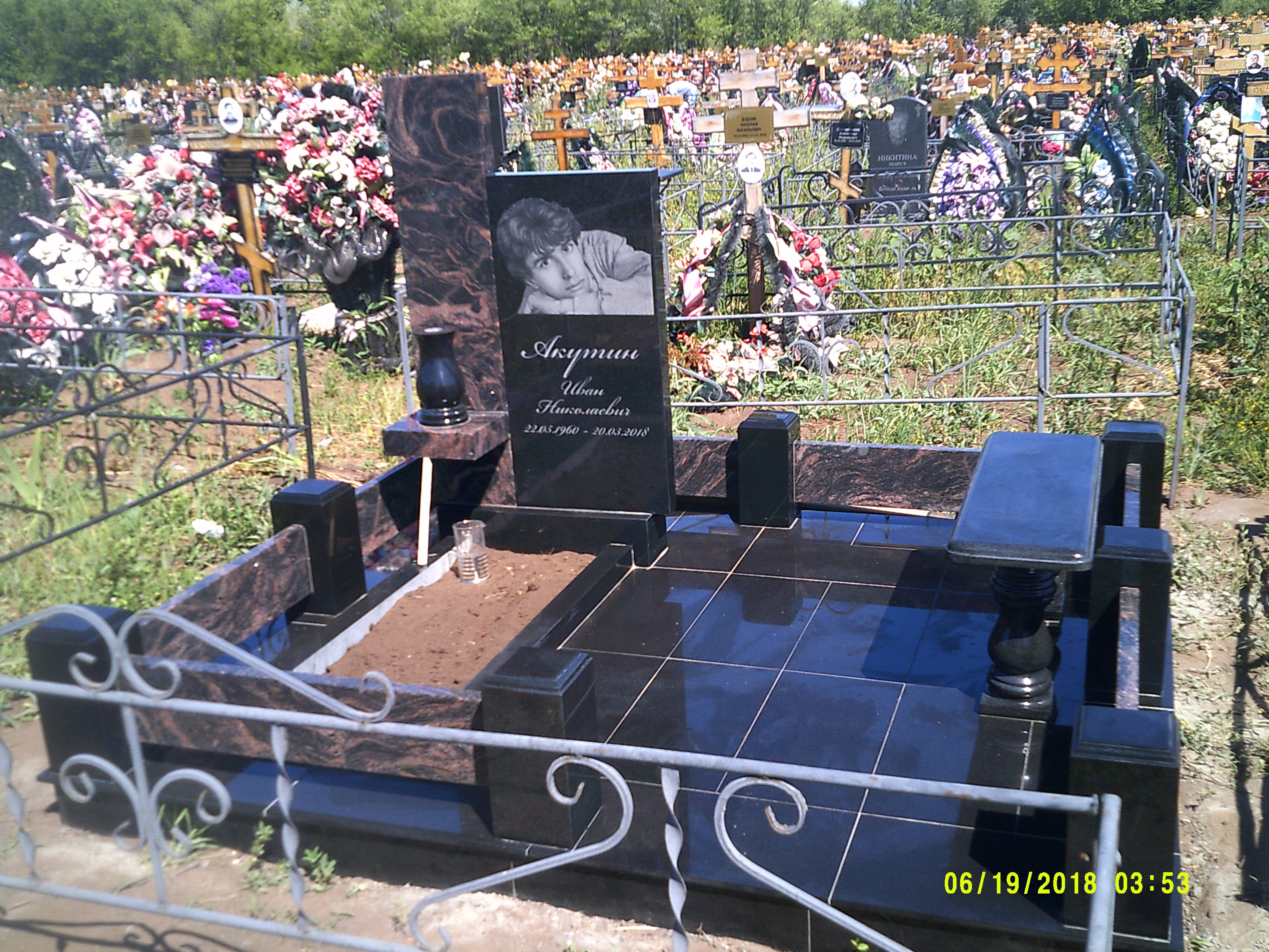 Памятники из гранита и мрамора от УралКомплект: Памятник 00933