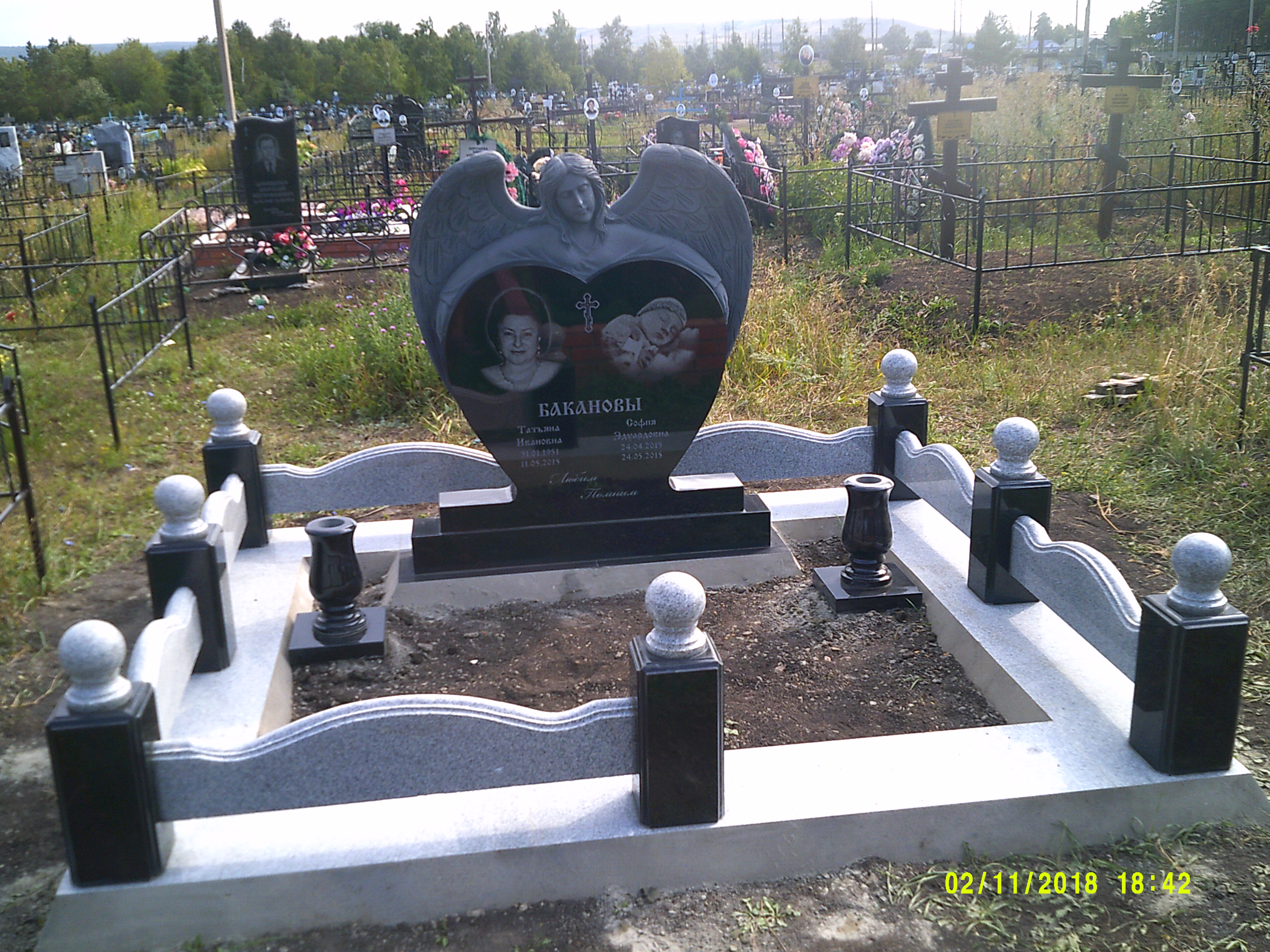 Памятники из гранита и мрамора от УралКомплект: Памятник 00934