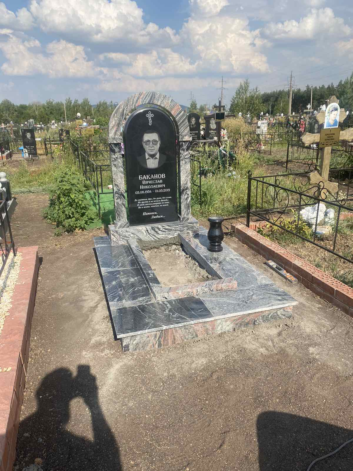 Памятники из гранита и мрамора от УралКомплект: Памятник 00935