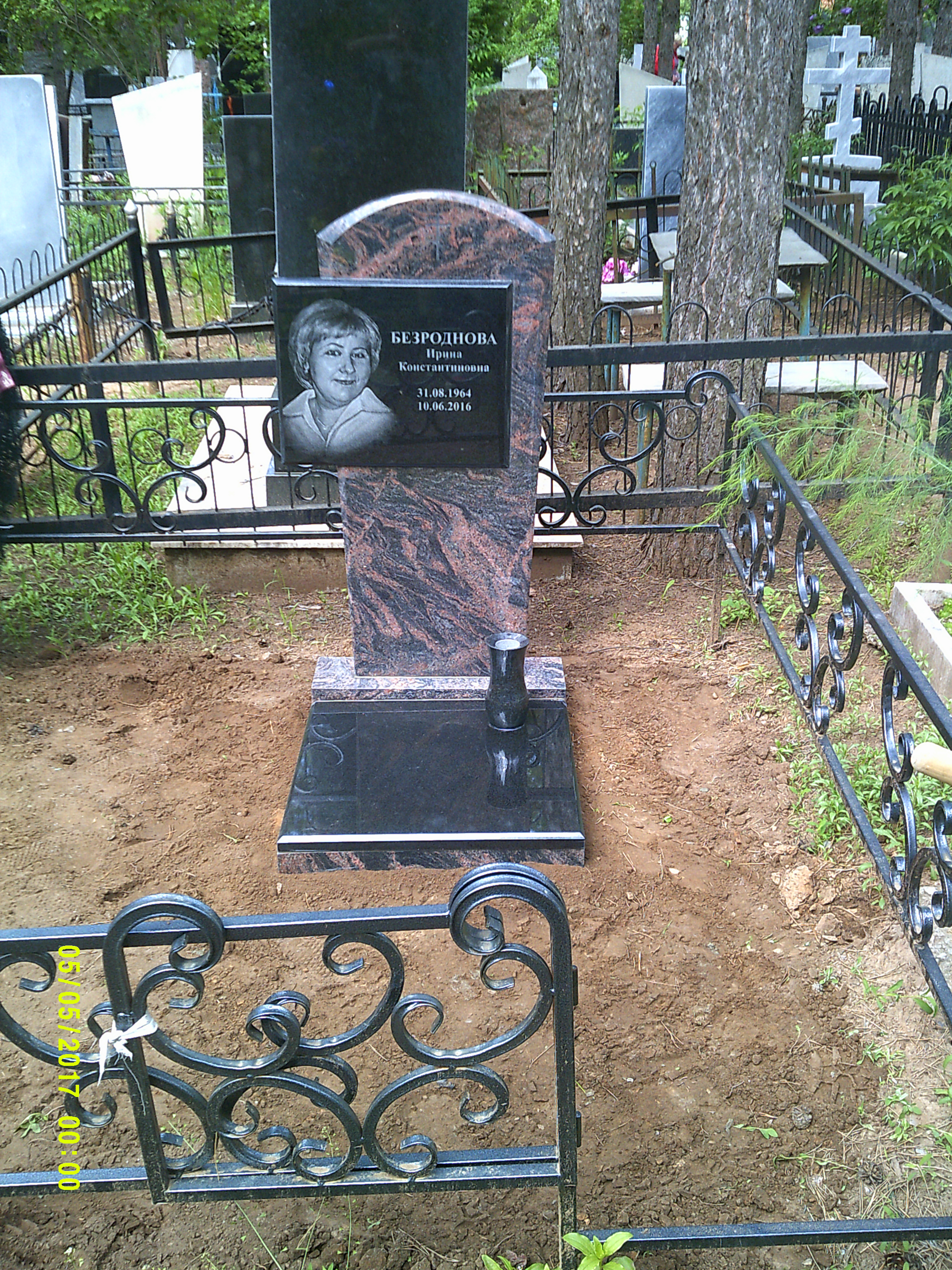 Памятники из гранита и мрамора от УралКомплект: Памятник 00936