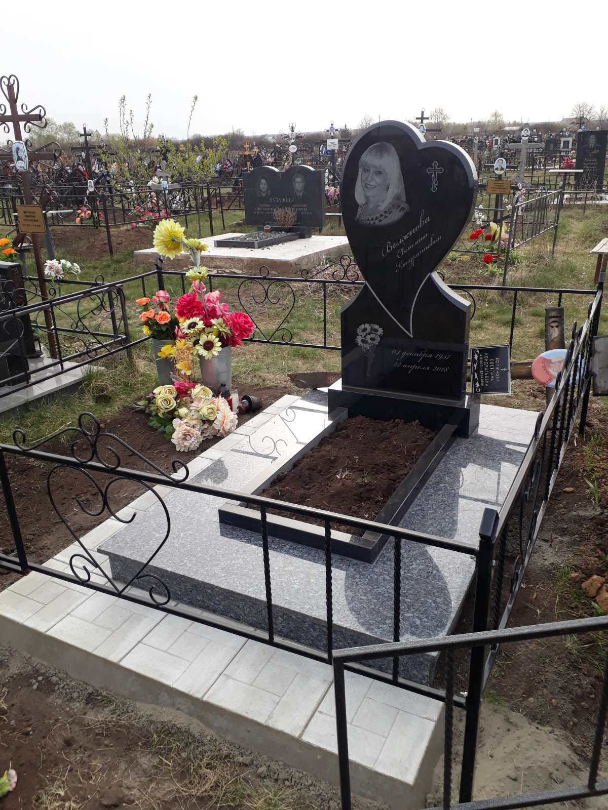 Памятники из гранита и мрамора от УралКомплект: Памятник 00941