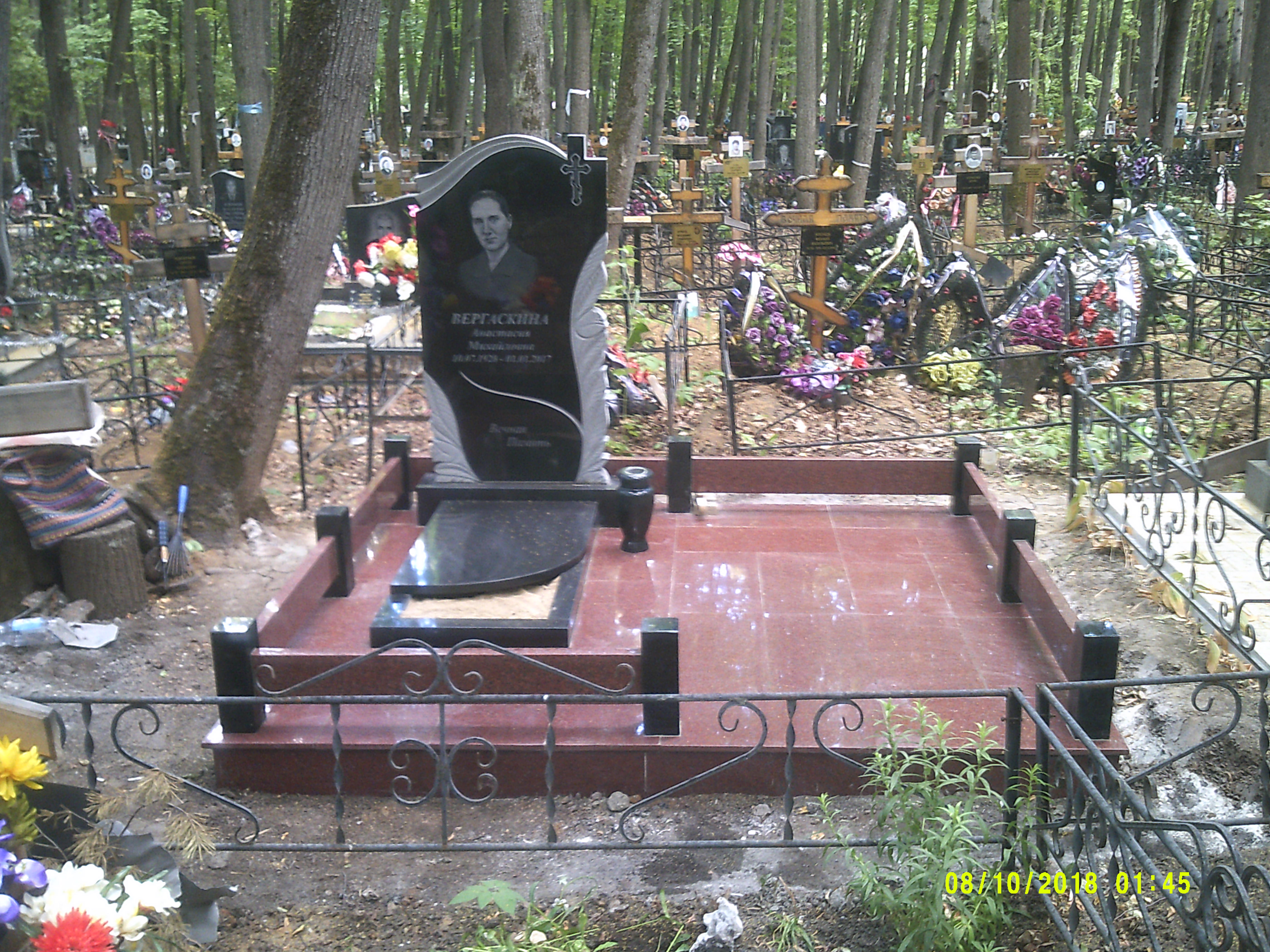 Памятники из гранита и мрамора от УралКомплект: Памятник 00942