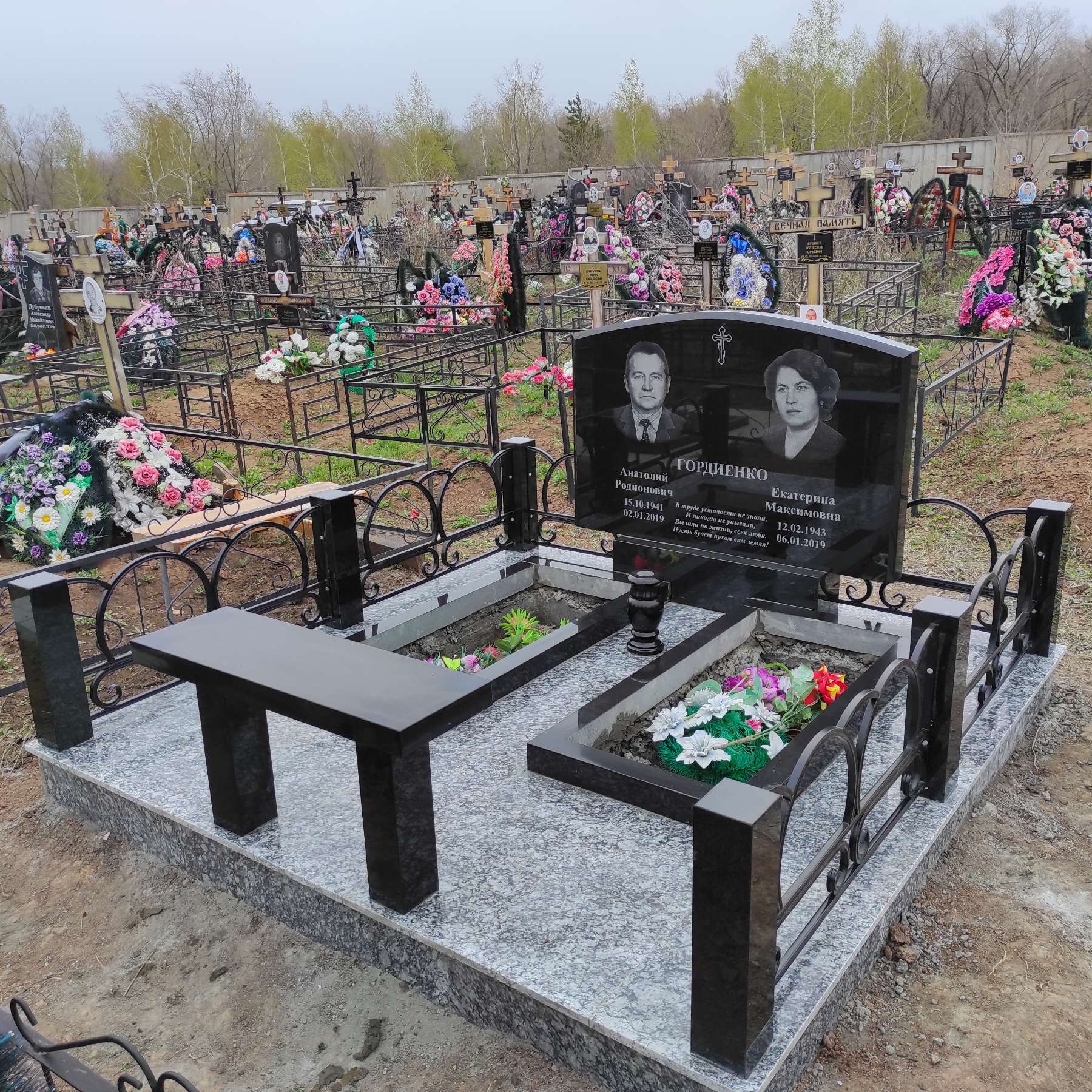 Памятники из гранита и мрамора от УралКомплект: Памятник 00944