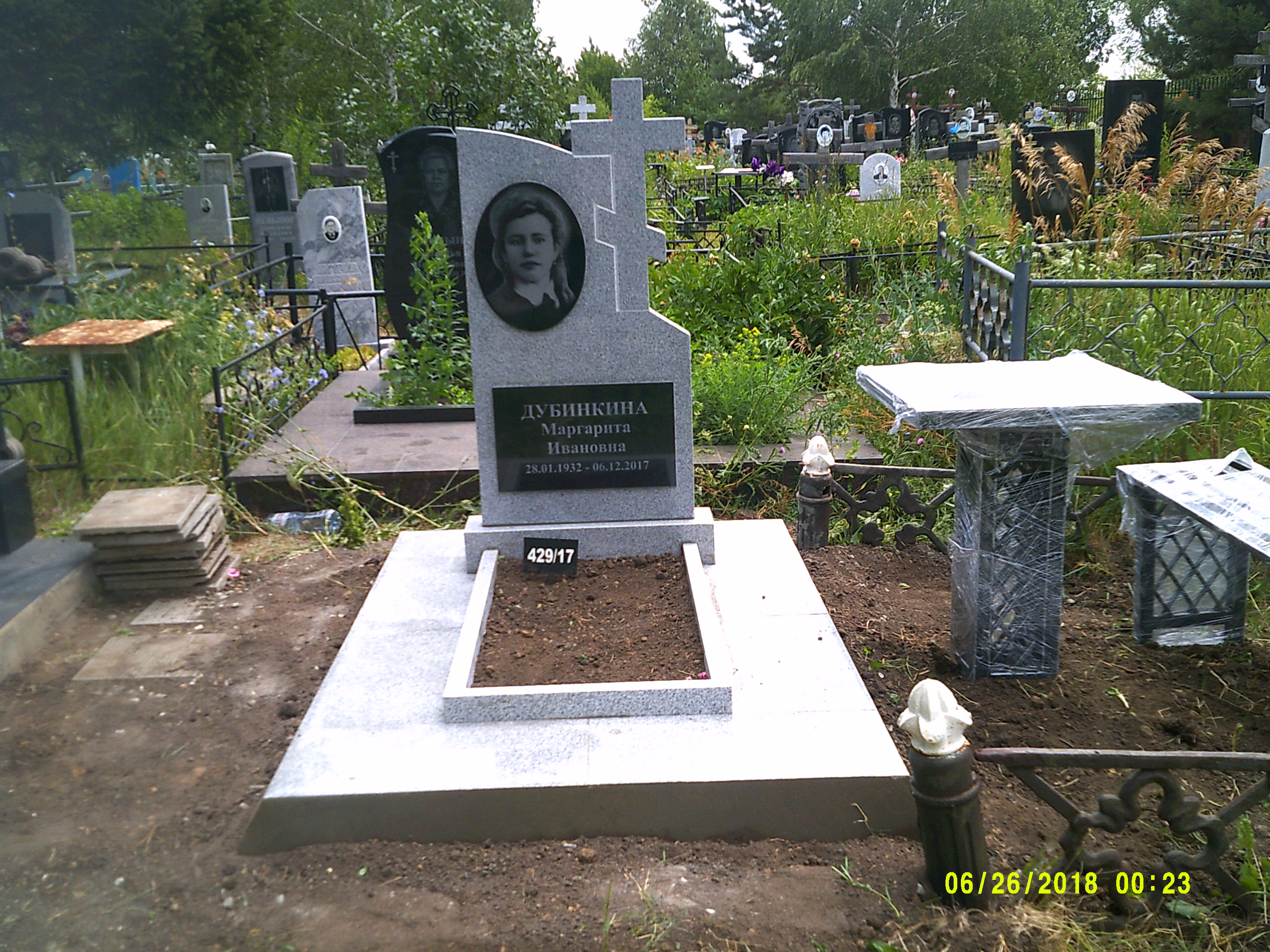 Памятники из гранита и мрамора от УралКомплект: Памятник 00945