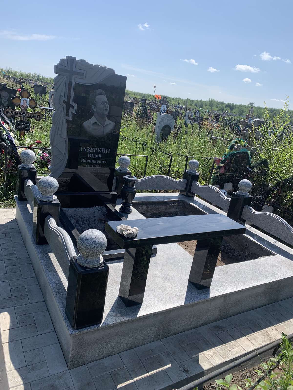 Памятники из гранита и мрамора от УралКомплект: Памятник 00950