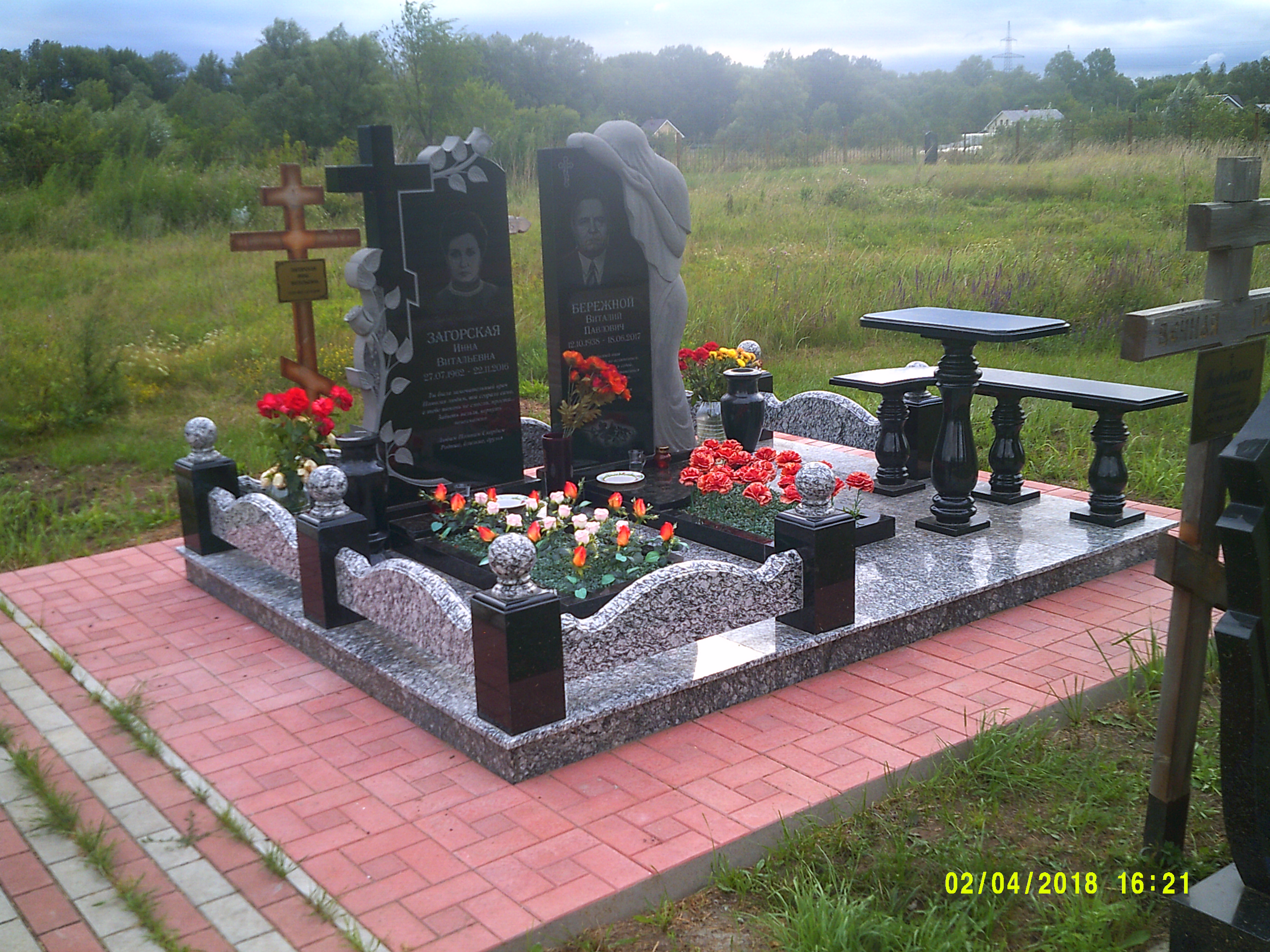 Памятники из гранита и мрамора от УралКомплект: Памятник 00952