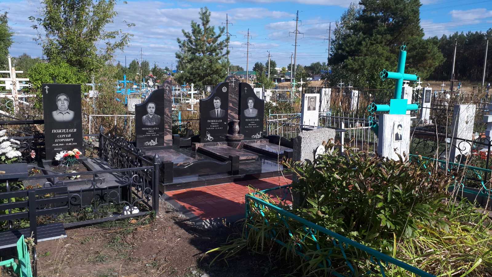 Памятники из гранита и мрамора от УралКомплект: Памятник 00953