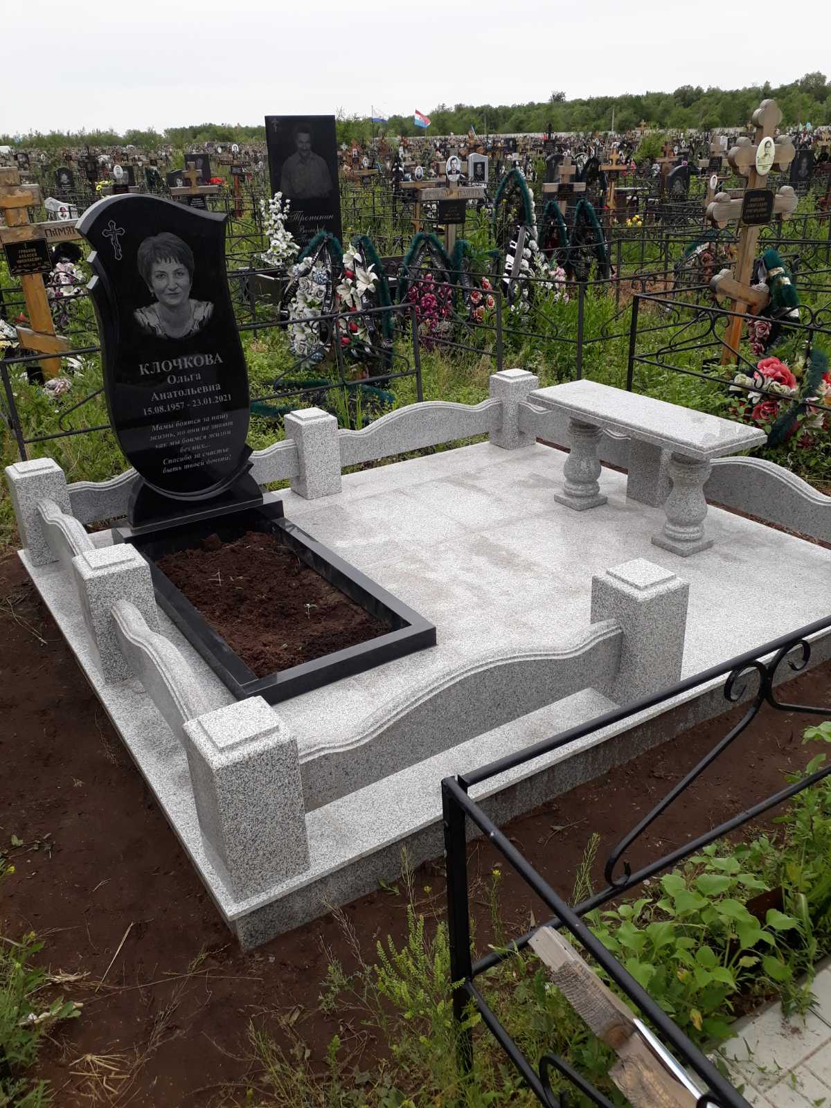 Памятники из гранита и мрамора от УралКомплект: Памятник 00954