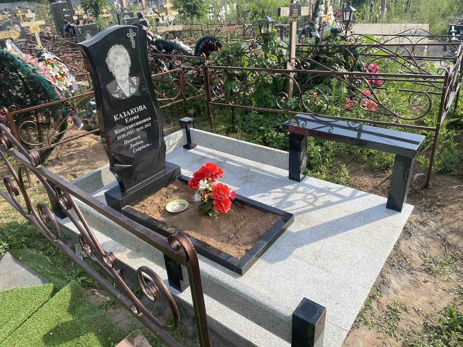 Памятники из гранита и мрамора от УралКомплект: Памятник 00957