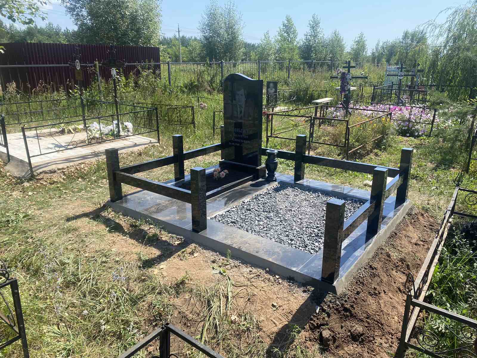 Памятники из гранита и мрамора от УралКомплект: Памятник 00958