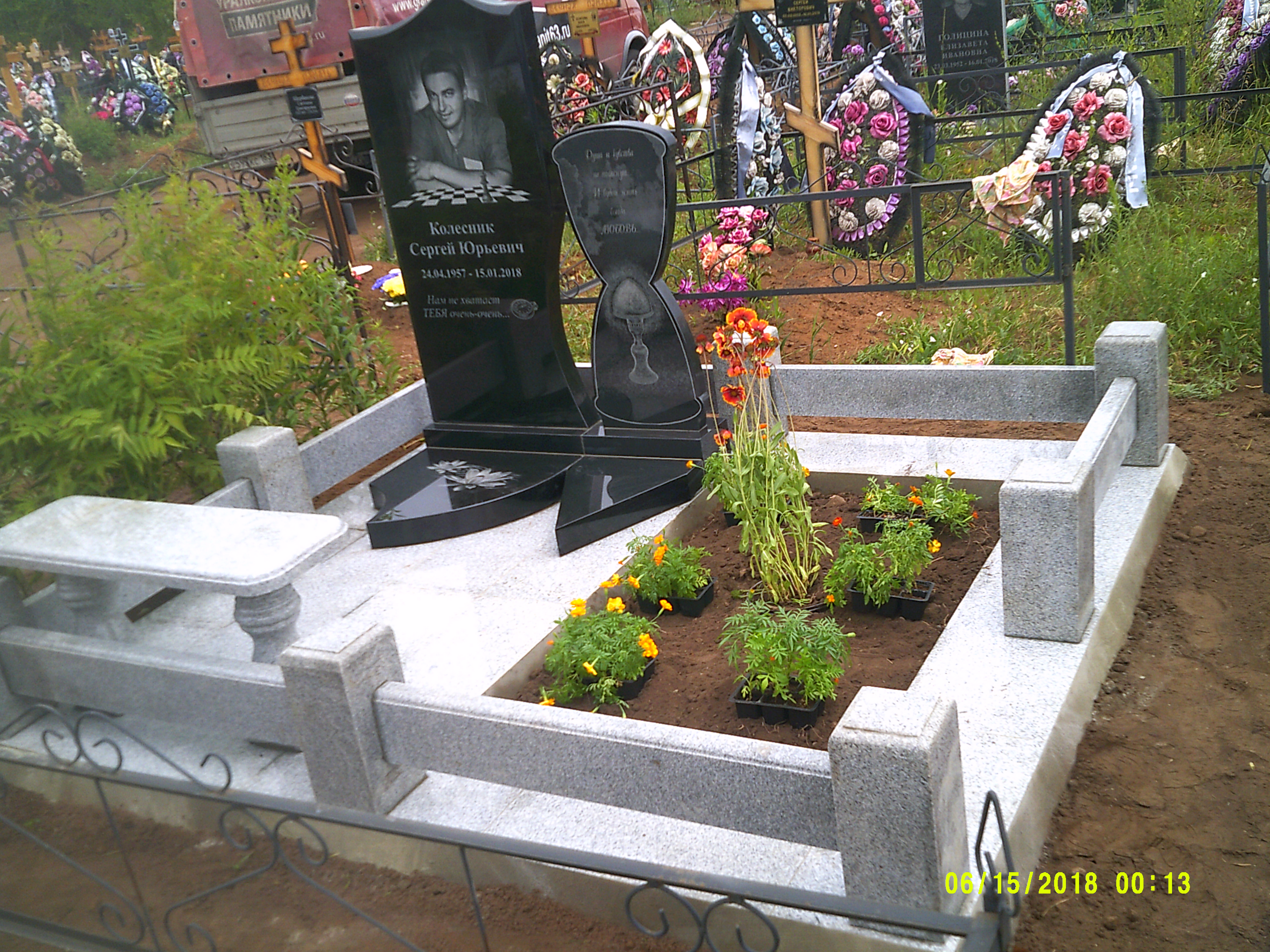 Памятники из гранита и мрамора от УралКомплект: Памятник 00960