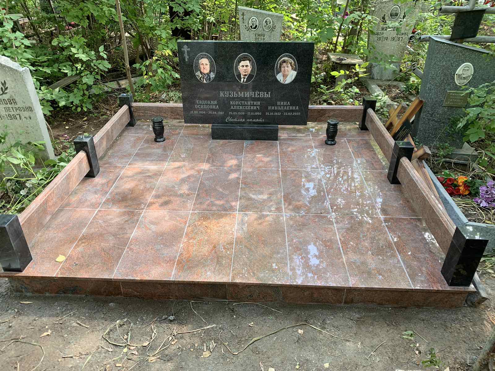 Памятники из гранита и мрамора от УралКомплект: Памятник 00962