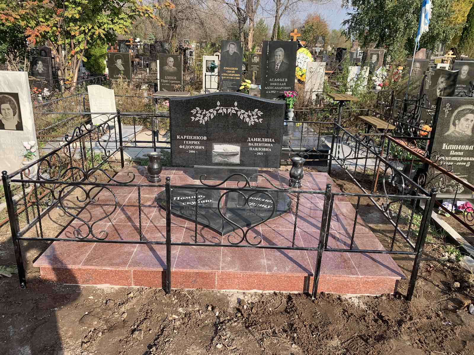 Памятники из гранита и мрамора от УралКомплект: Памятник 00963