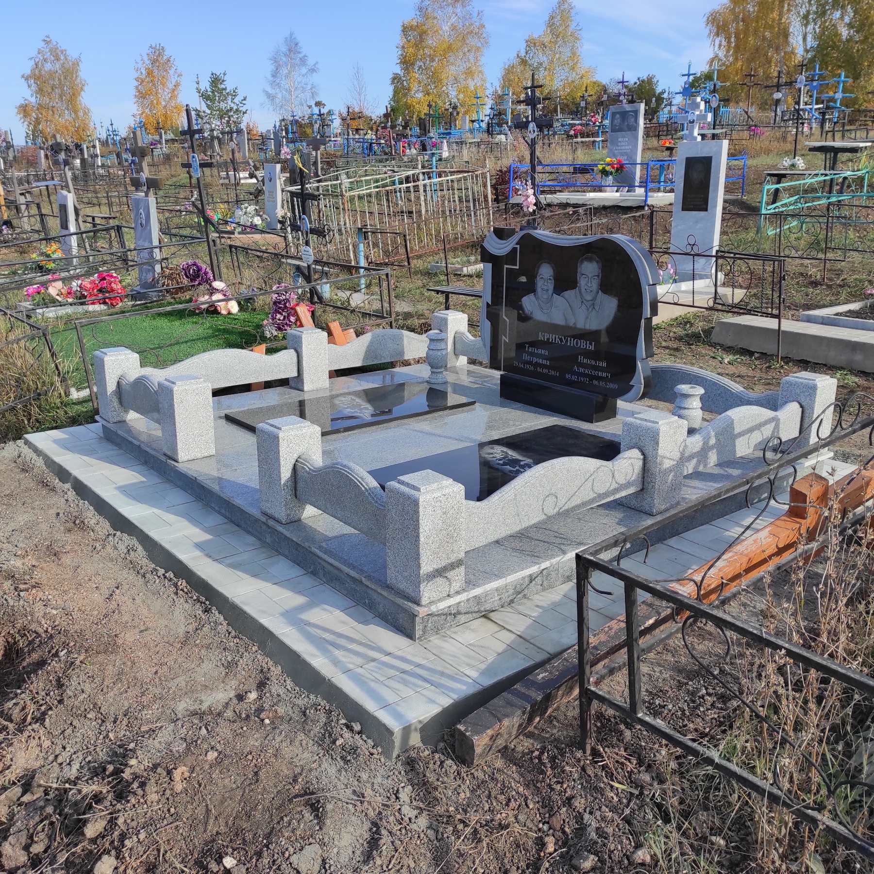 Памятники из гранита и мрамора от УралКомплект: Памятник 00964