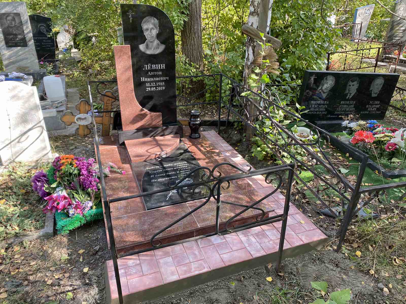 Памятники из гранита и мрамора от УралКомплект: Памятник 00967