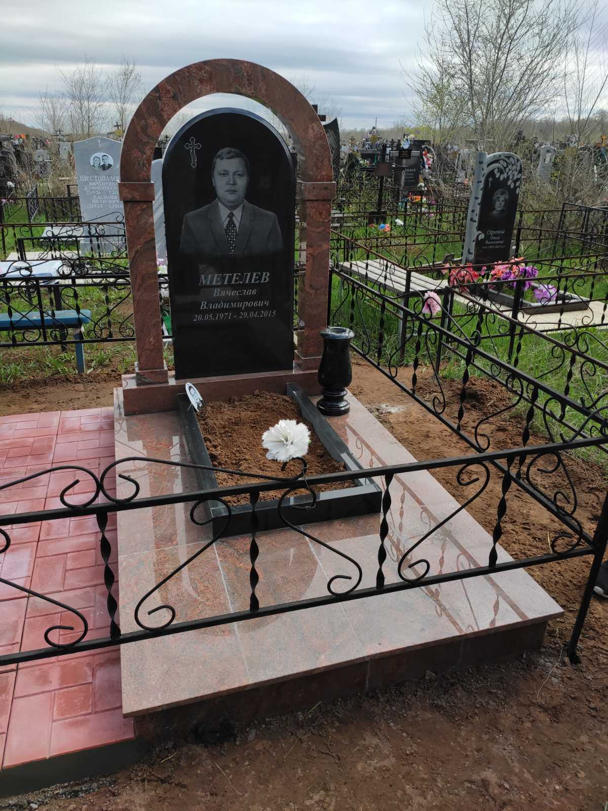 Памятники из гранита и мрамора от УралКомплект: Памятник 00969