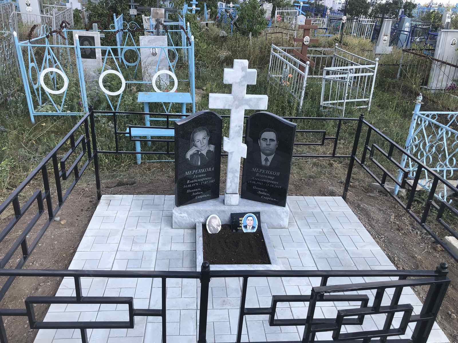 Памятники из гранита и мрамора от УралКомплект: Памятник 00970