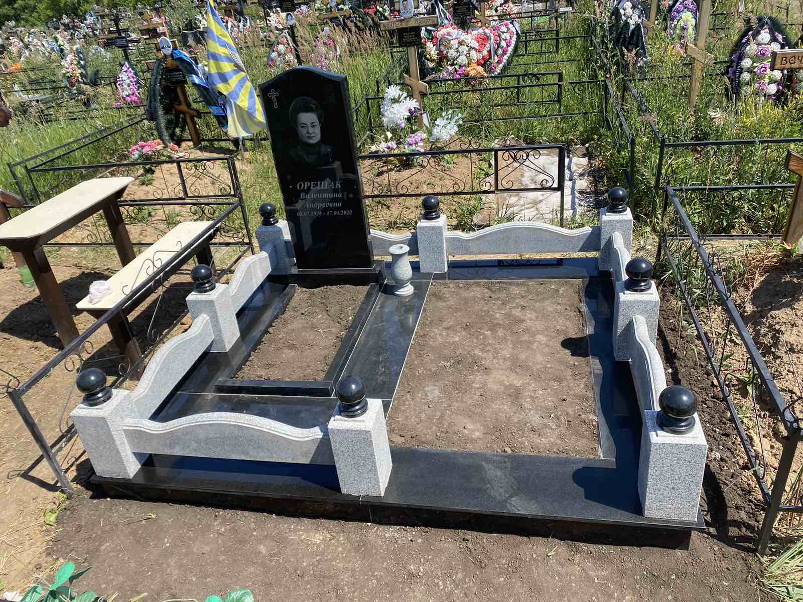 Памятники из гранита и мрамора от УралКомплект: Памятник 00971