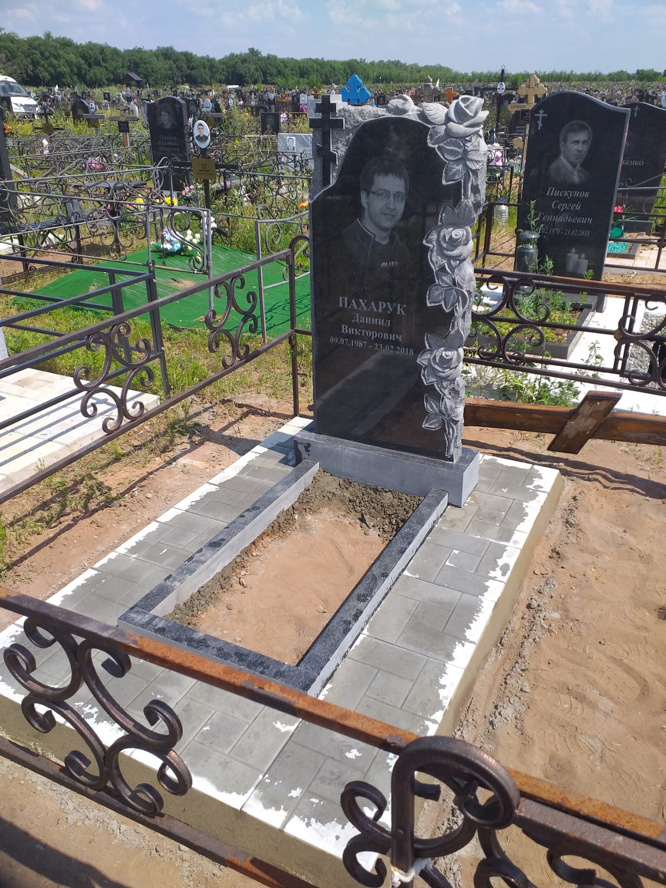 Памятники из гранита и мрамора от УралКомплект: Памятник 00972