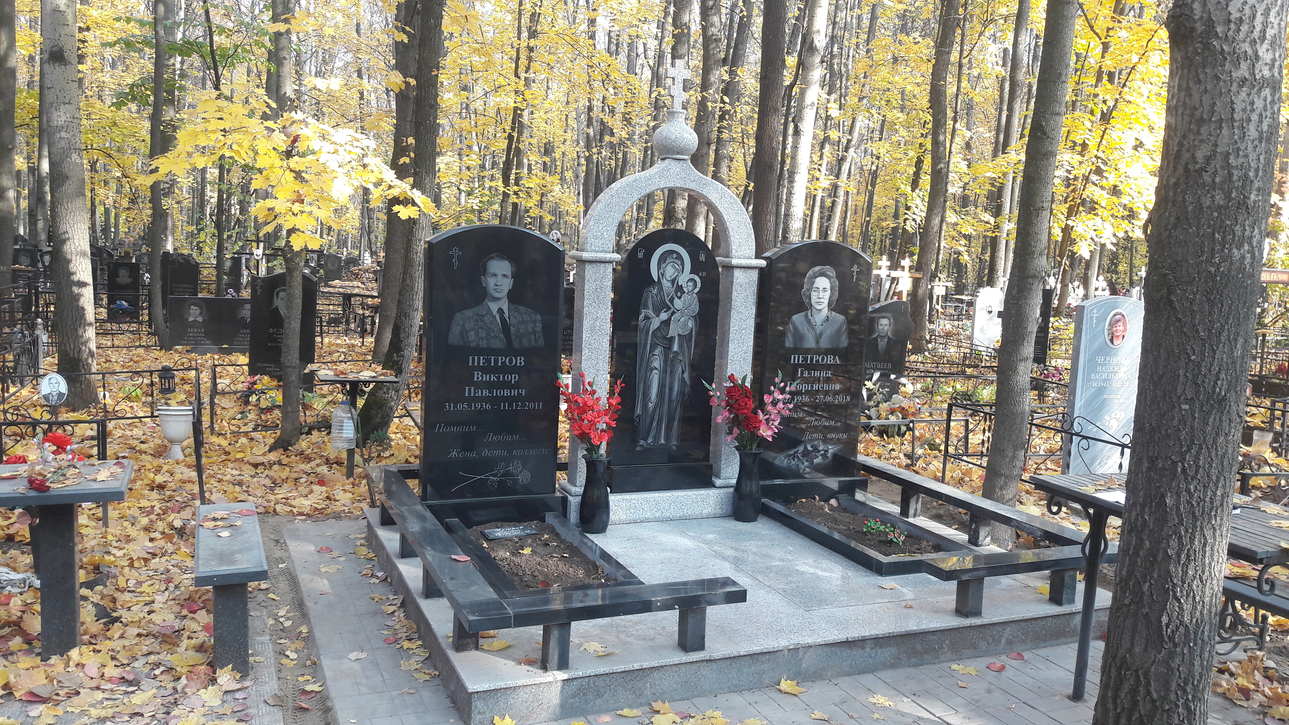 Памятники из гранита и мрамора от УралКомплект: Памятник 00974