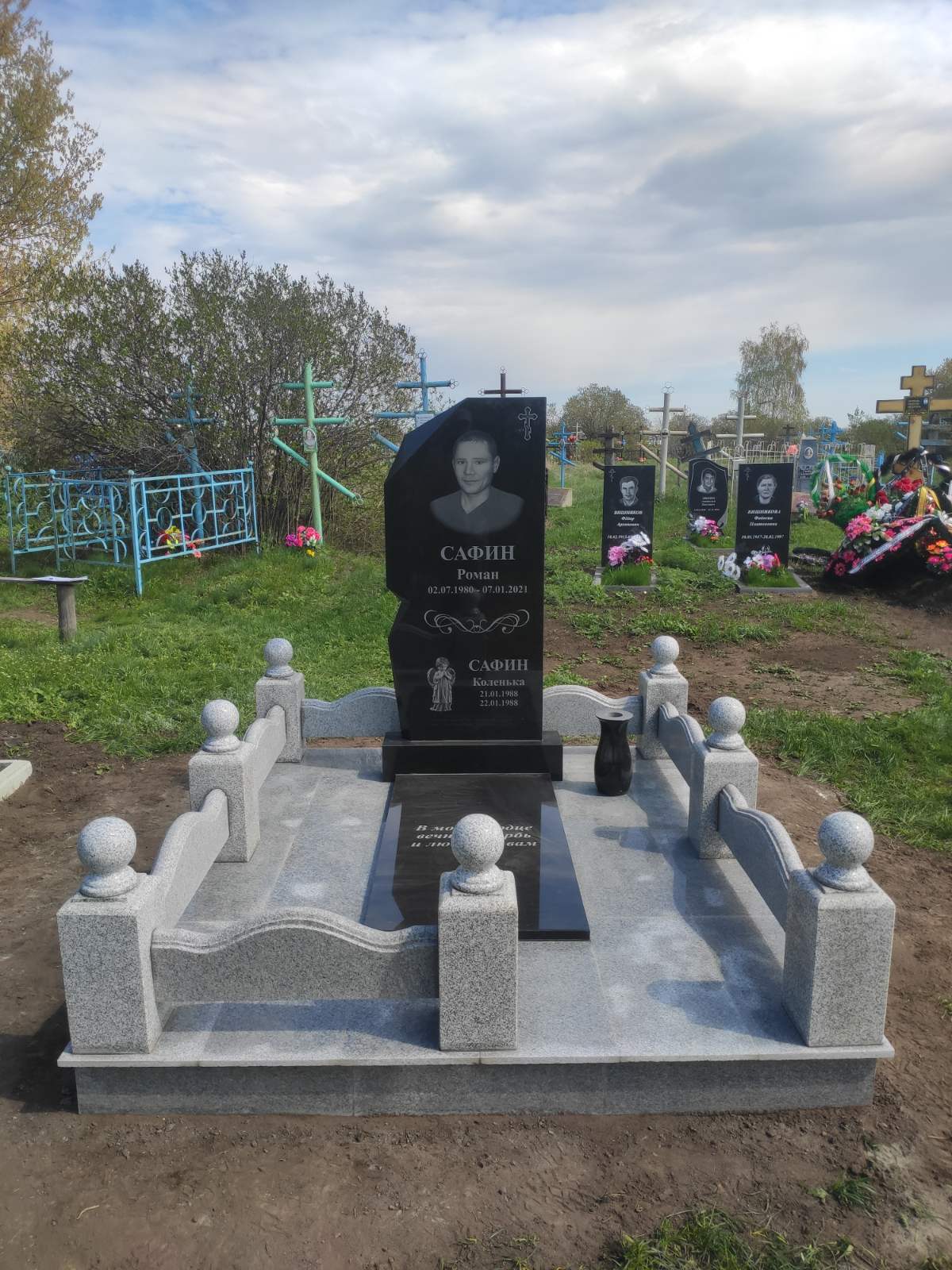 Памятники из гранита и мрамора от УралКомплект: Памятник 00975