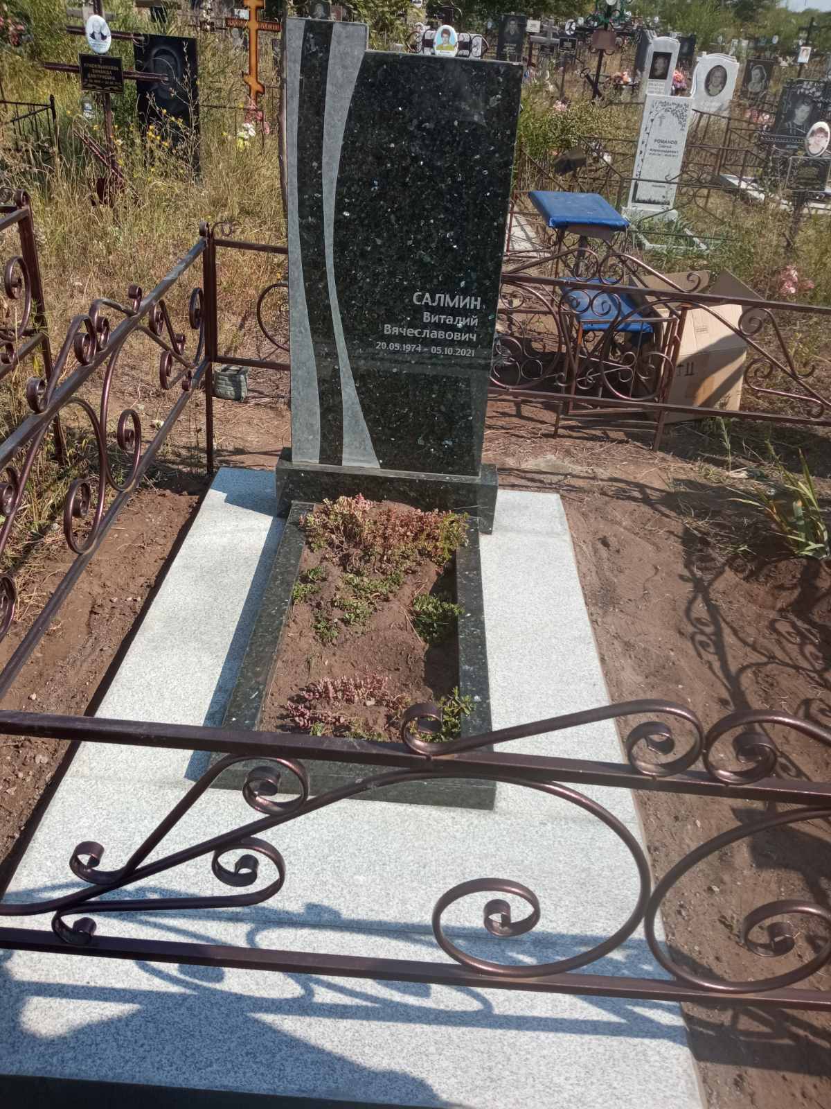 Памятники из гранита и мрамора от УралКомплект: Памятник 00976