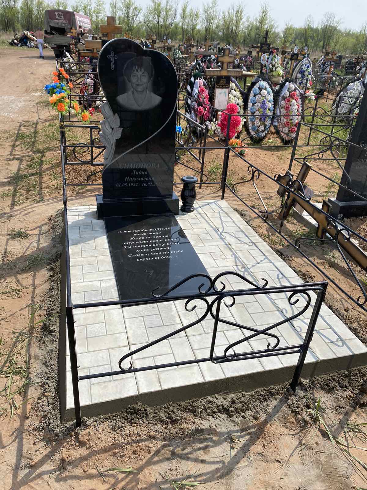 Памятники из гранита и мрамора от УралКомплект: Памятник 00978