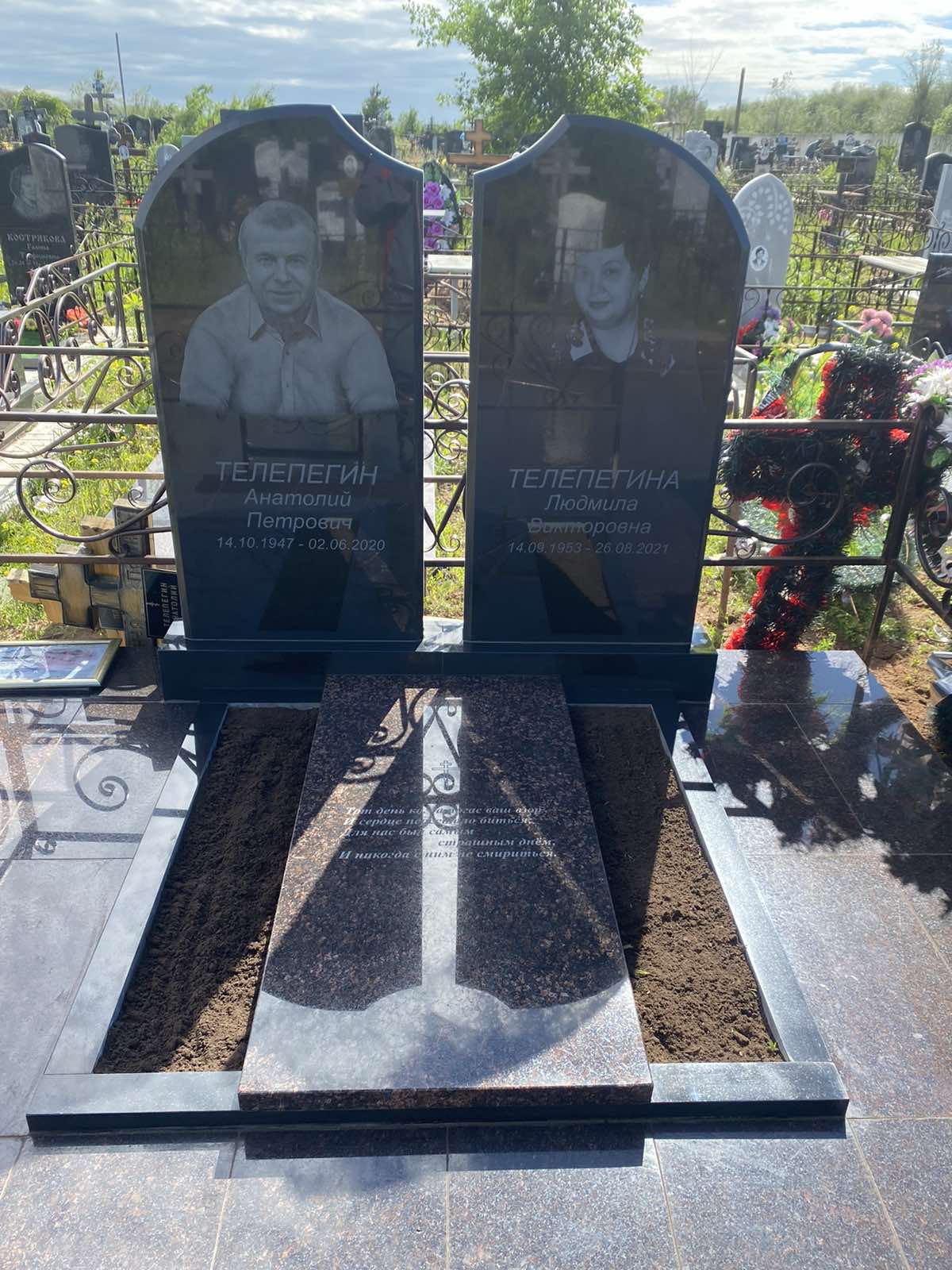 Памятники из гранита и мрамора от УралКомплект: Памятник 00978