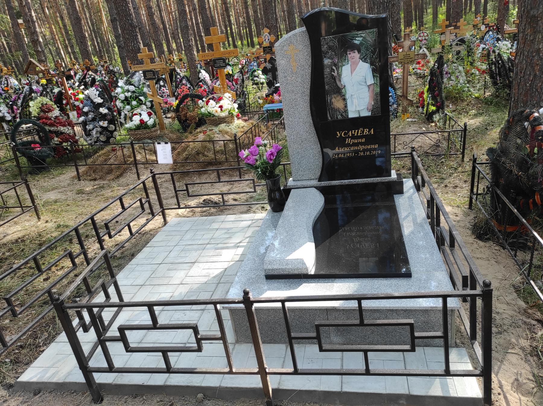 Памятники из гранита и мрамора от УралКомплект: Памятник 00980