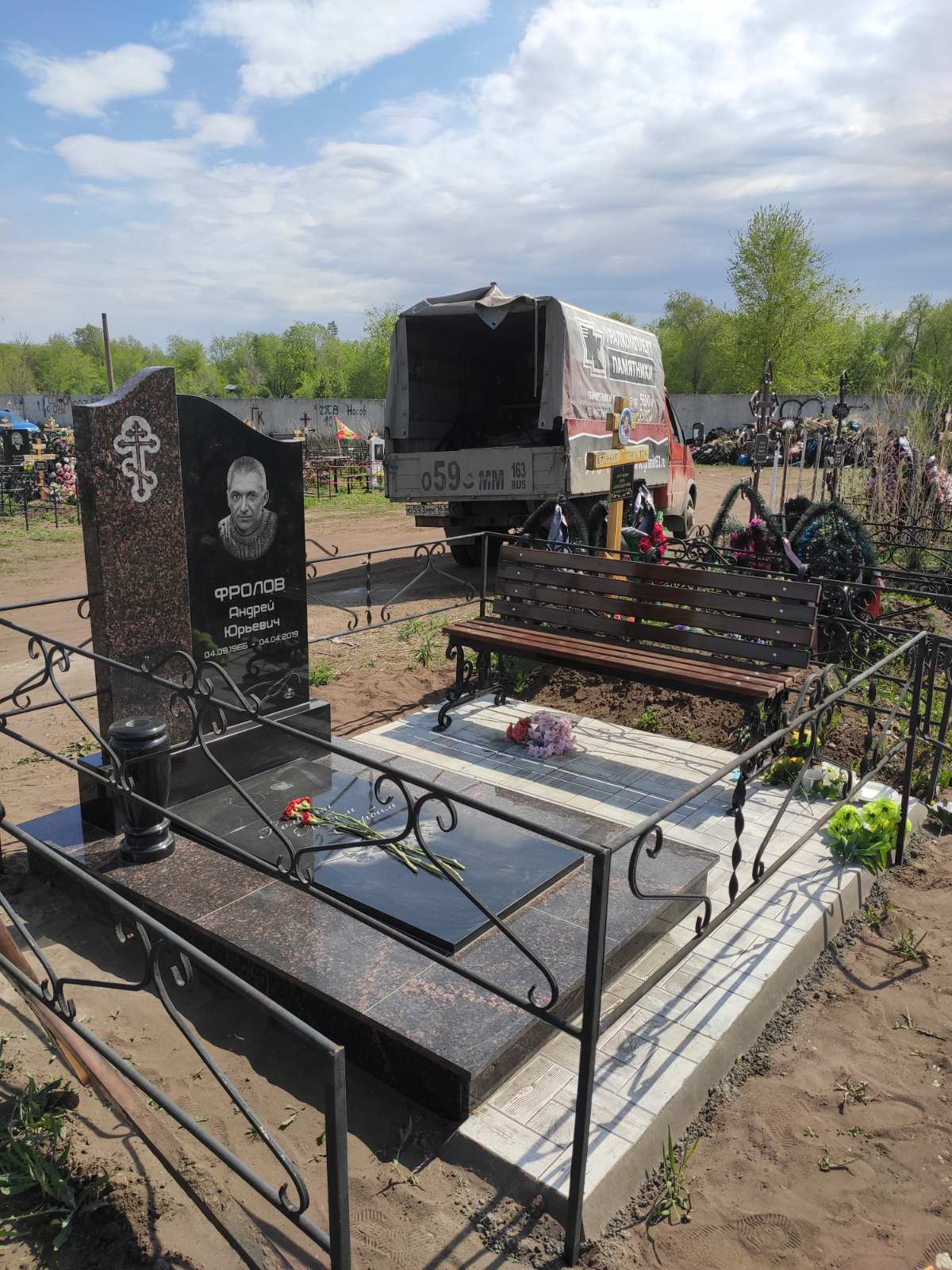 Памятники из гранита и мрамора от УралКомплект: Памятник 00981